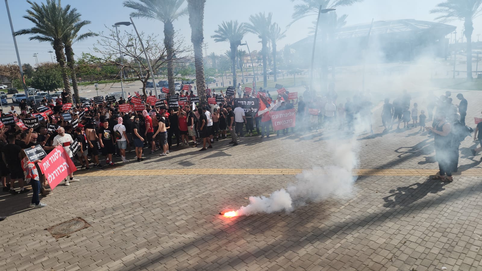 אוהדי הפועל באר שבע מפגינים באצטדיון טרנר