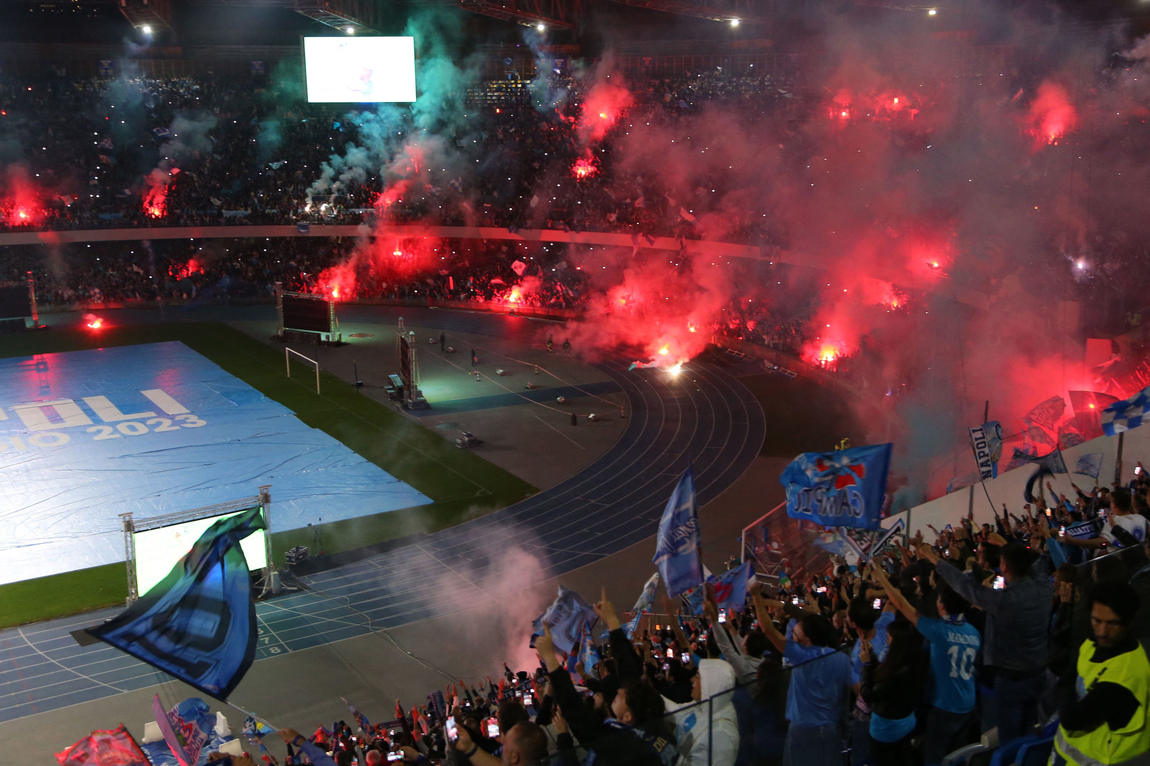 אוהדי נאפולי באצטדיון דייגו מראדונה חוגגים זכייה באליפות הראשונה אחרי 33 שנה