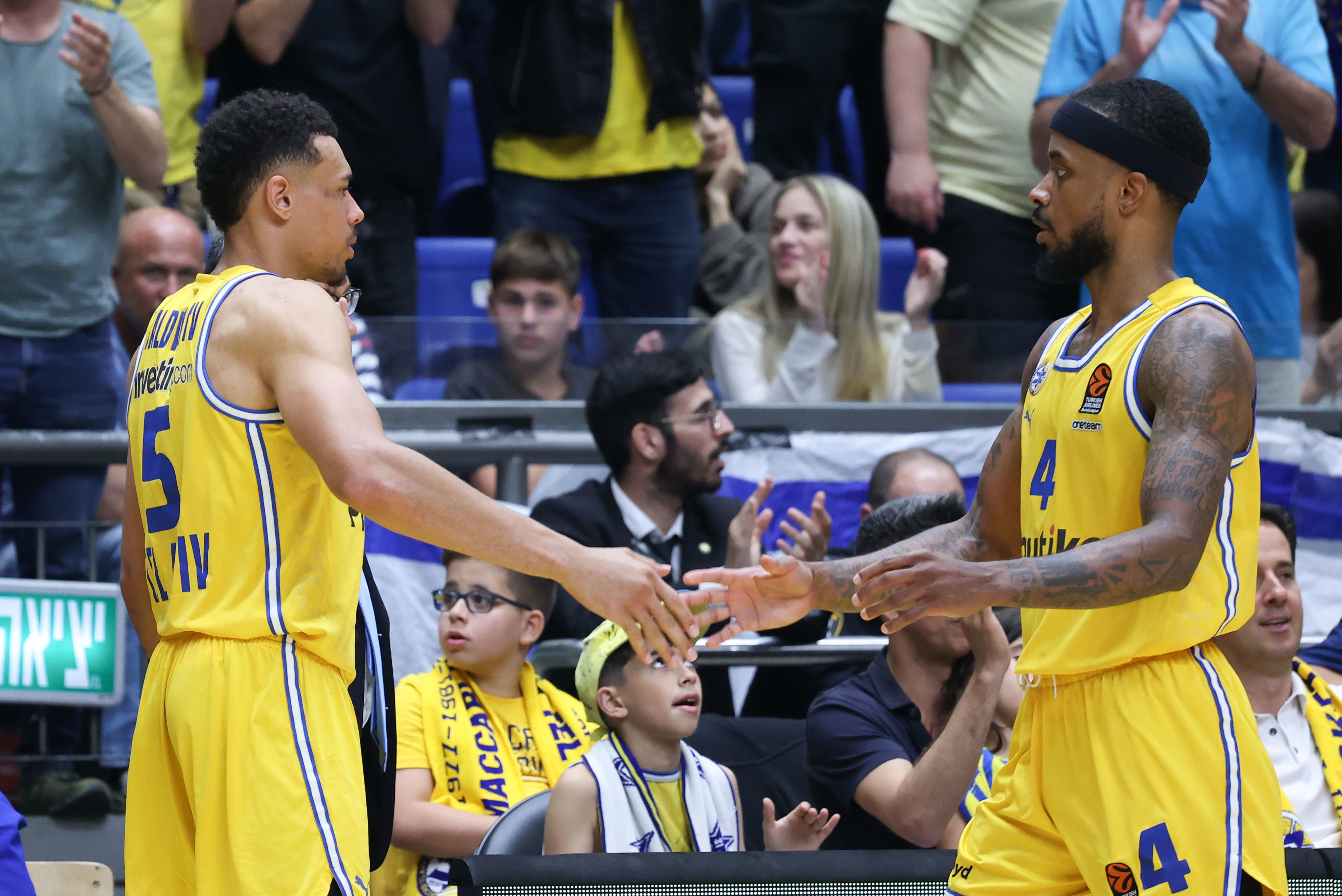 לורנזו בראון לצד ווייד בולדווין מכבי תל אביב