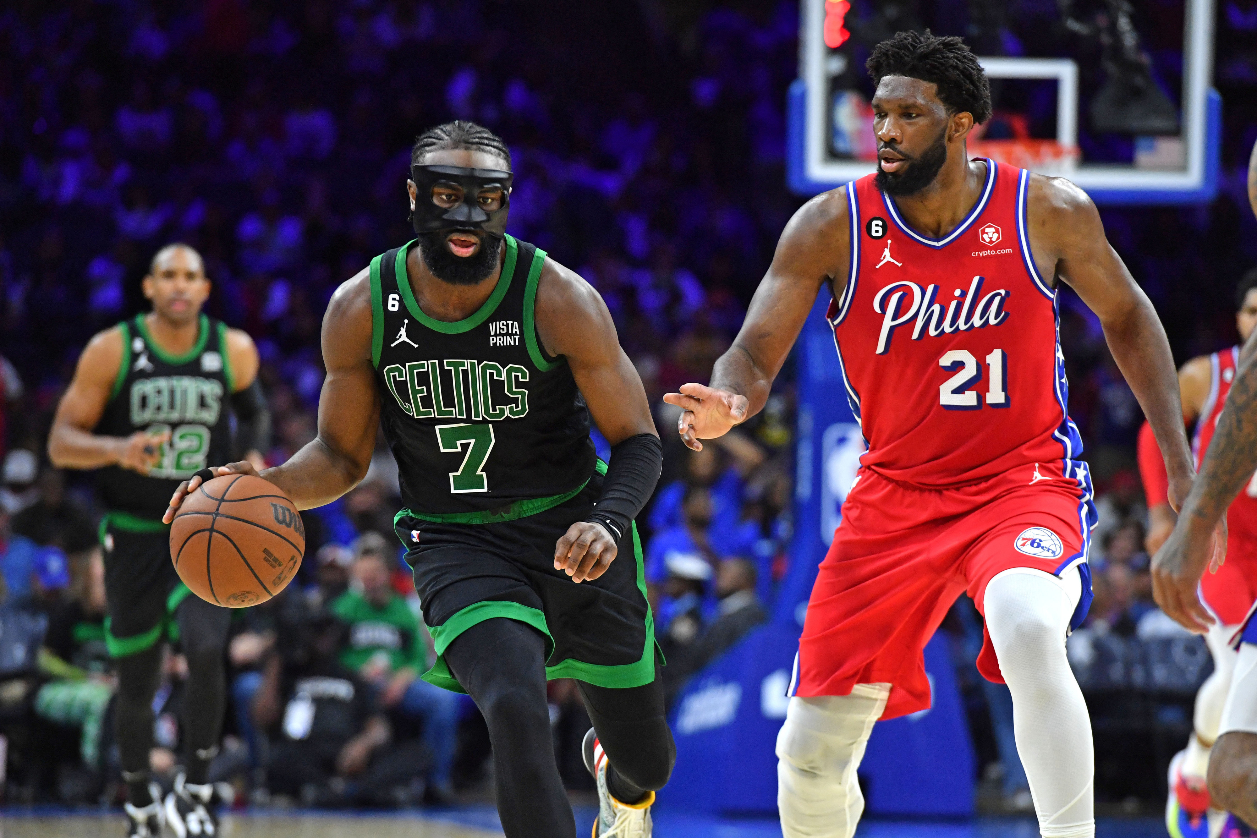 שחקן בוסטון סלטיקס ג'יילן בראון מול שחקן פילדלפיה 76' ג'ואל אמביד