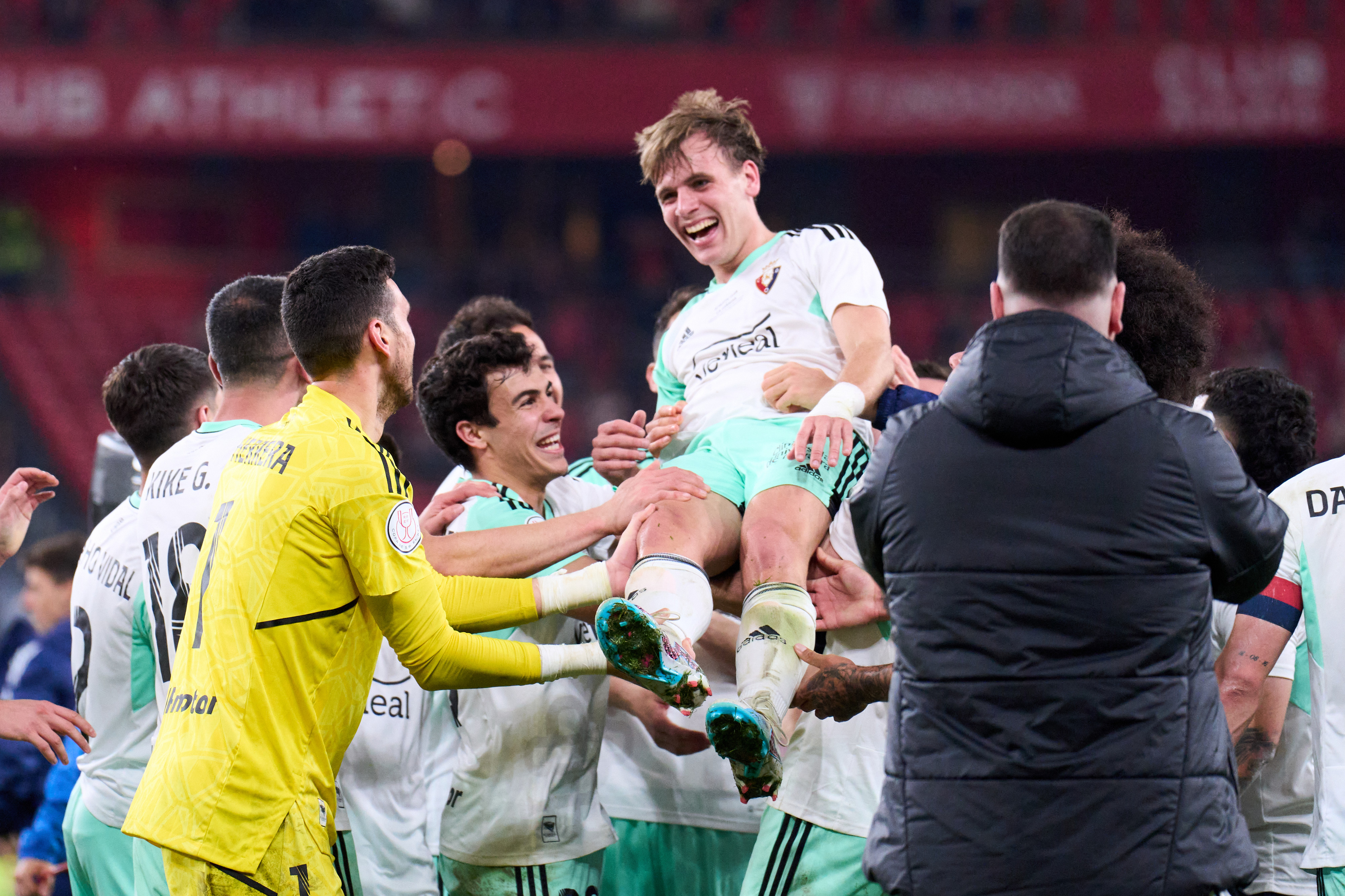 שחקני אוסאסונה חוגגים עם פאבלו איבנייס