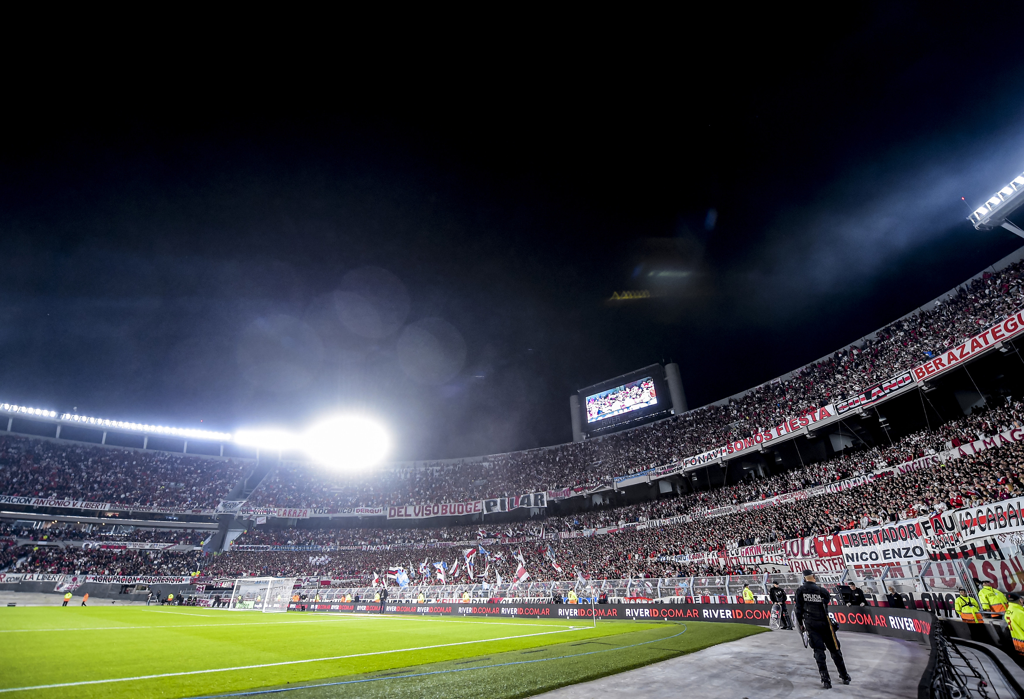 אוהדי ריבר פלייט באצטדיון המונומנטל