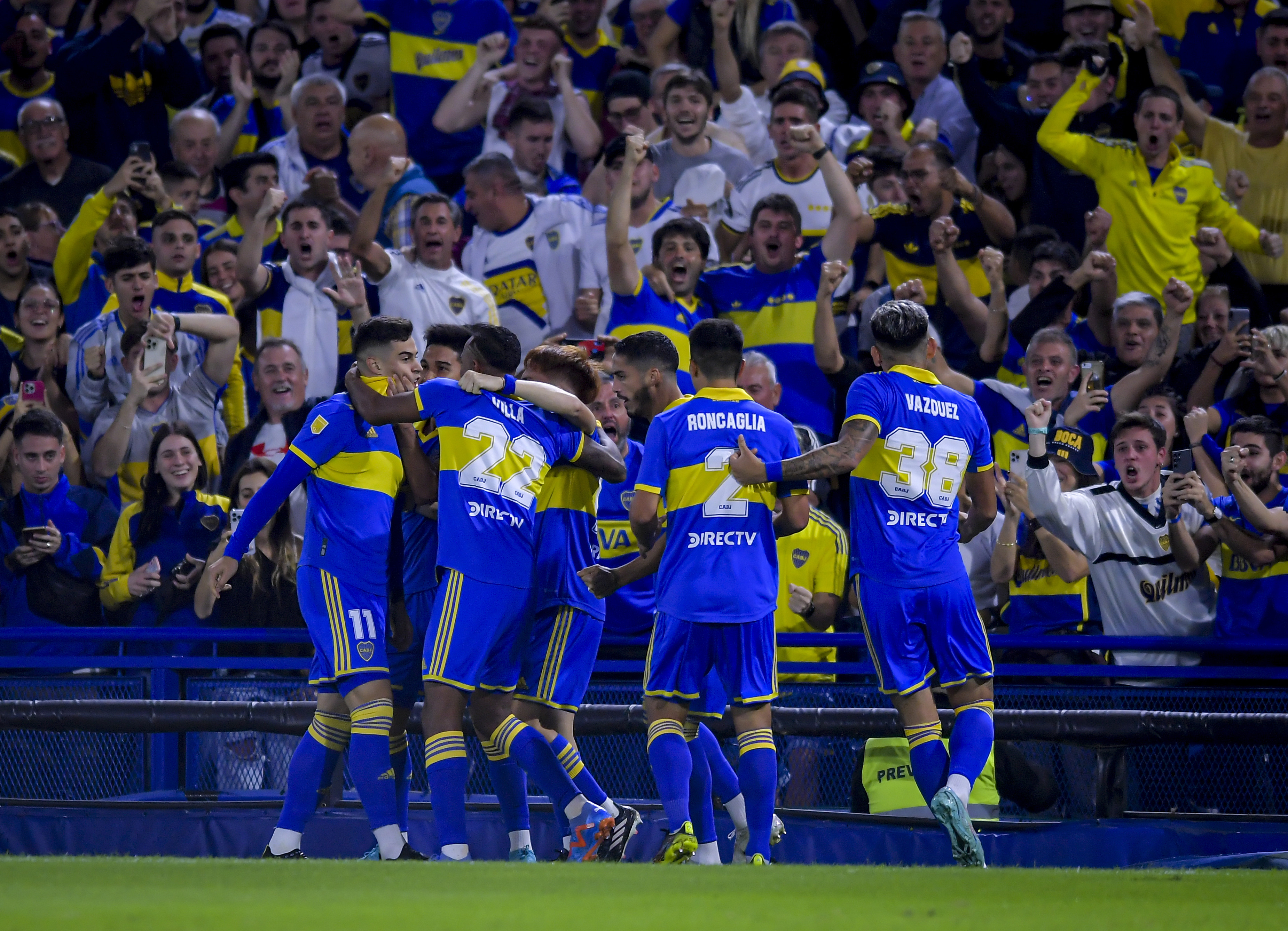 שחקני בוקה ג'וניורס חוגגים