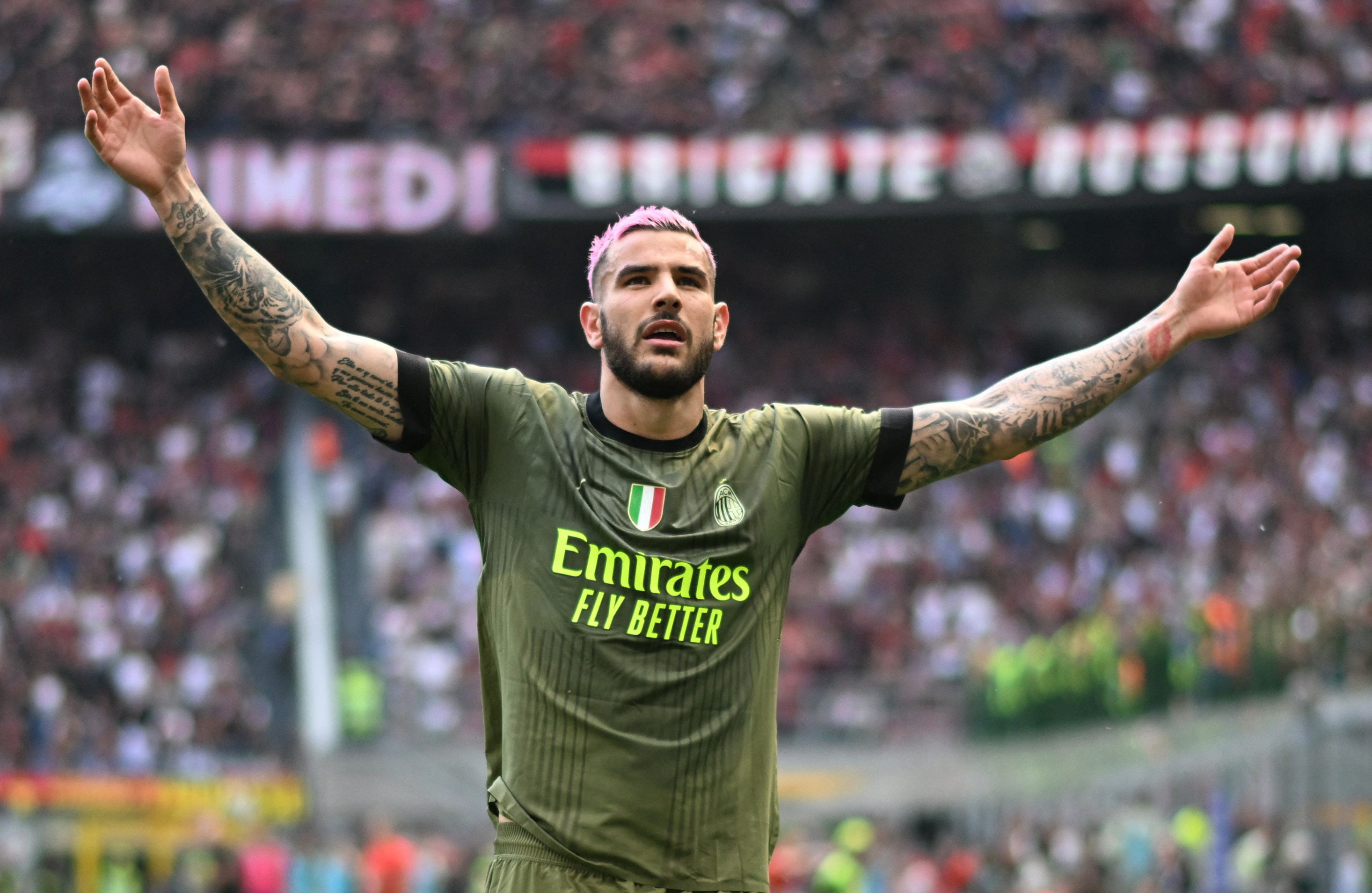 תאו הרננדז שחקן מילאן חוגג שער