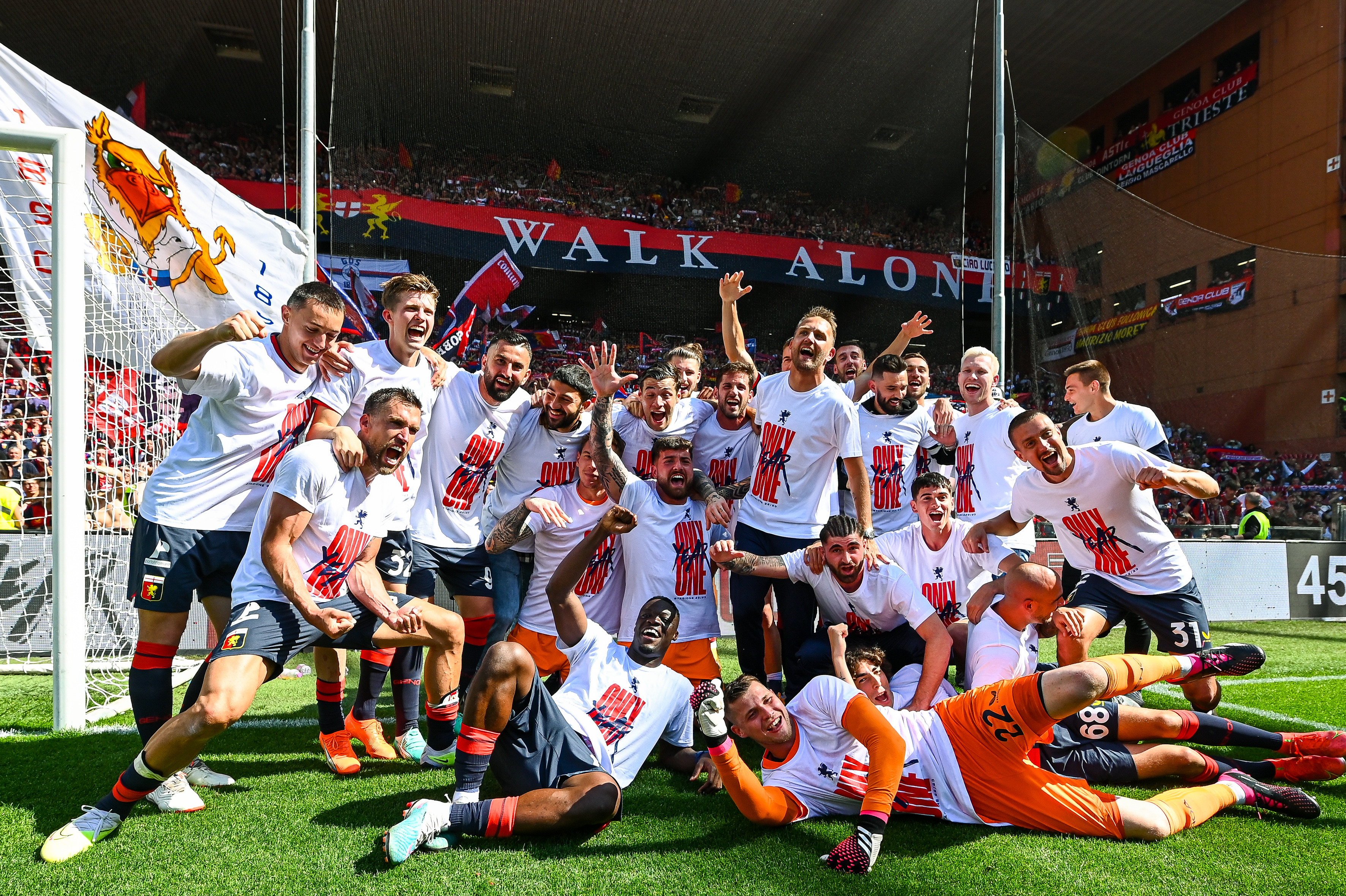 שחקני גנואה חוגגים עליית ליגה