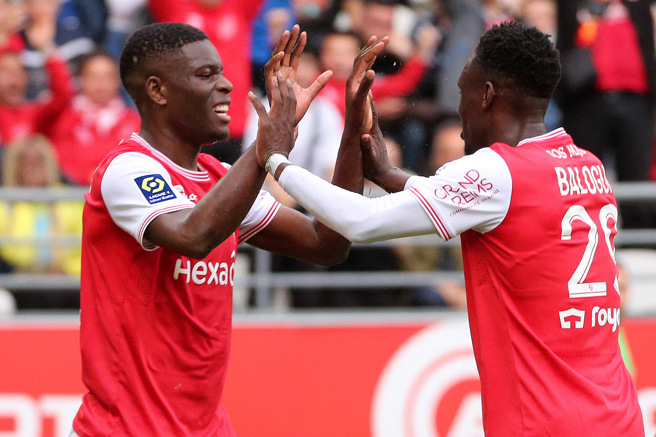 מרשל מונטסי (משמאל) עם פולארין באלוגון שחקני ריימס חוגגים