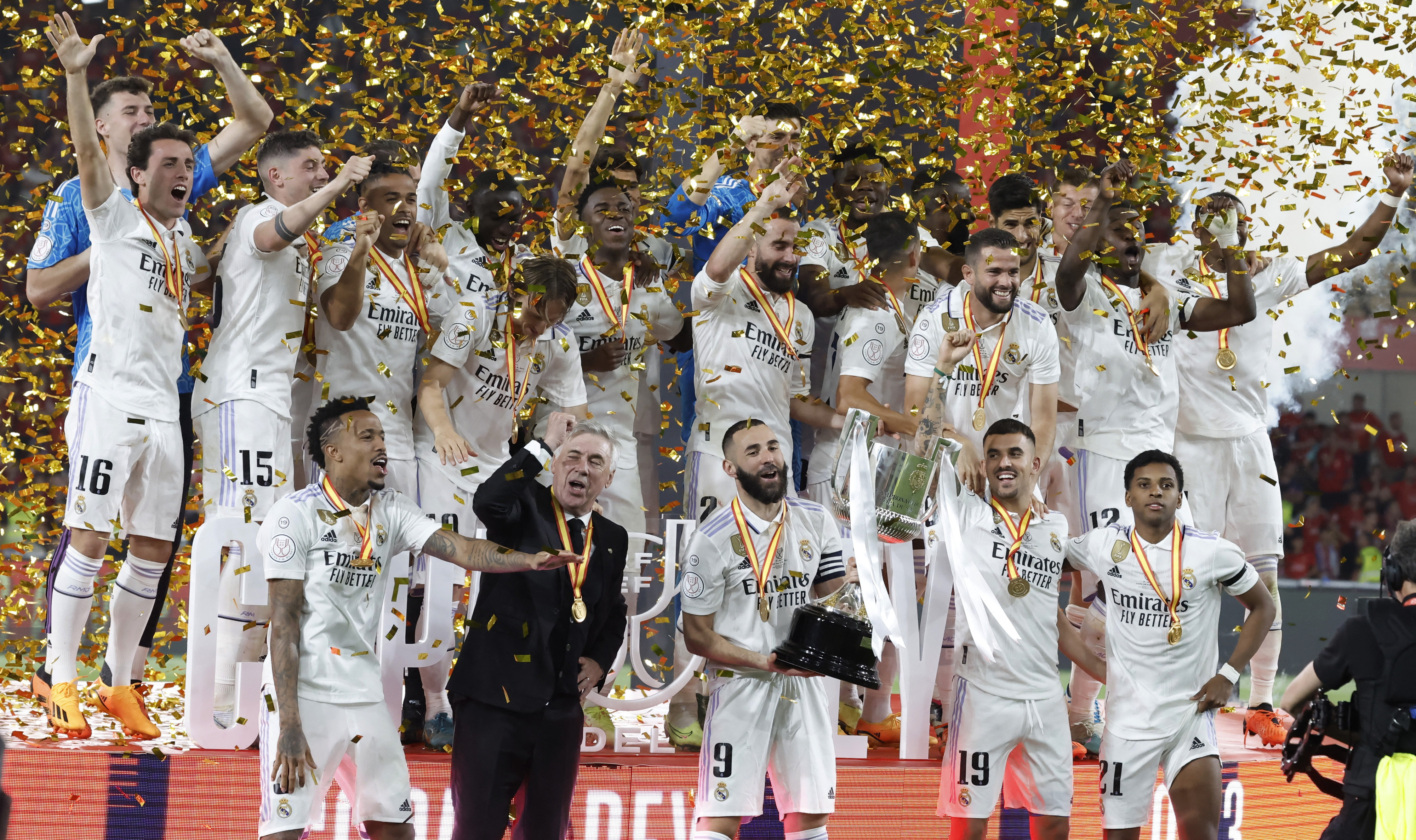 קארים בנזמה ושחקני ריאל מדריד מניפים את גביע המלך 2023 אחרי ניצחון בגמר על אוסאסונה
