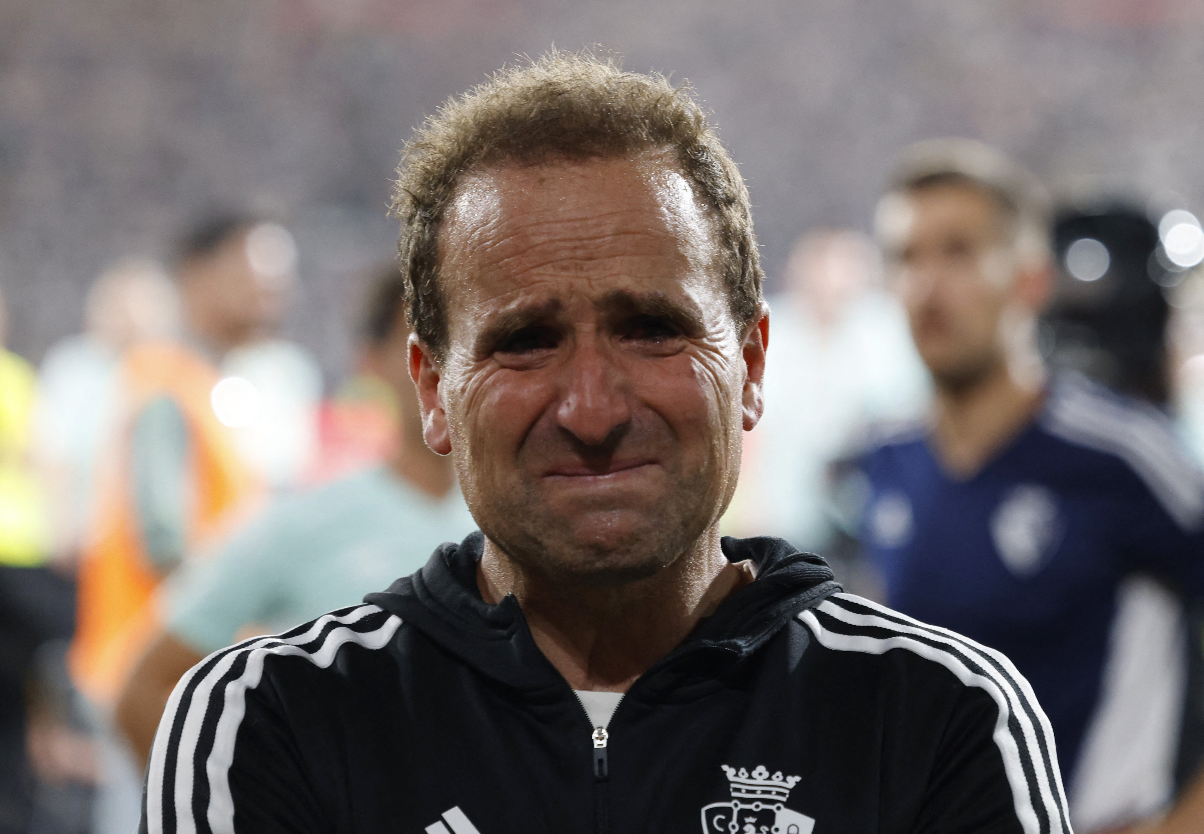 מאמן אוסאסונה חאגובה אראסטה בוכה אחרי ההפסד בגמר גביע המלך