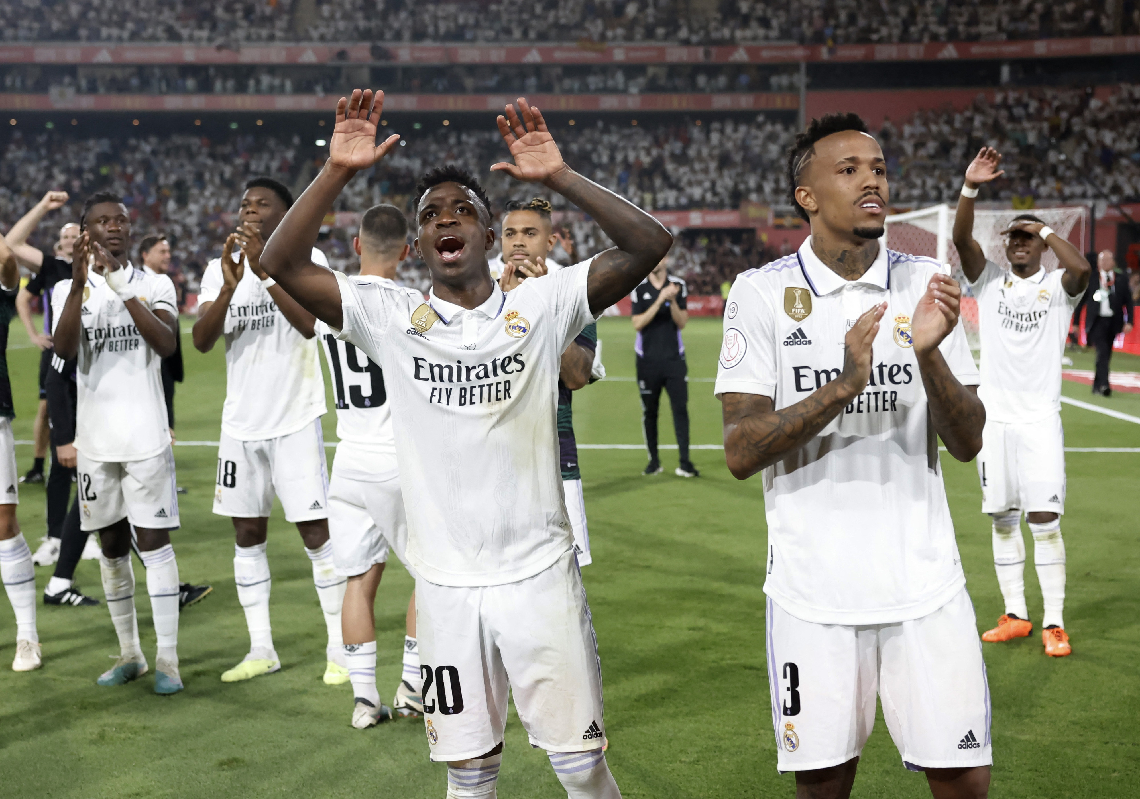 ויניסיוס לצד אדר מיליטאו, שחקני ריאל מדריד חוגגים זכייה בגביע