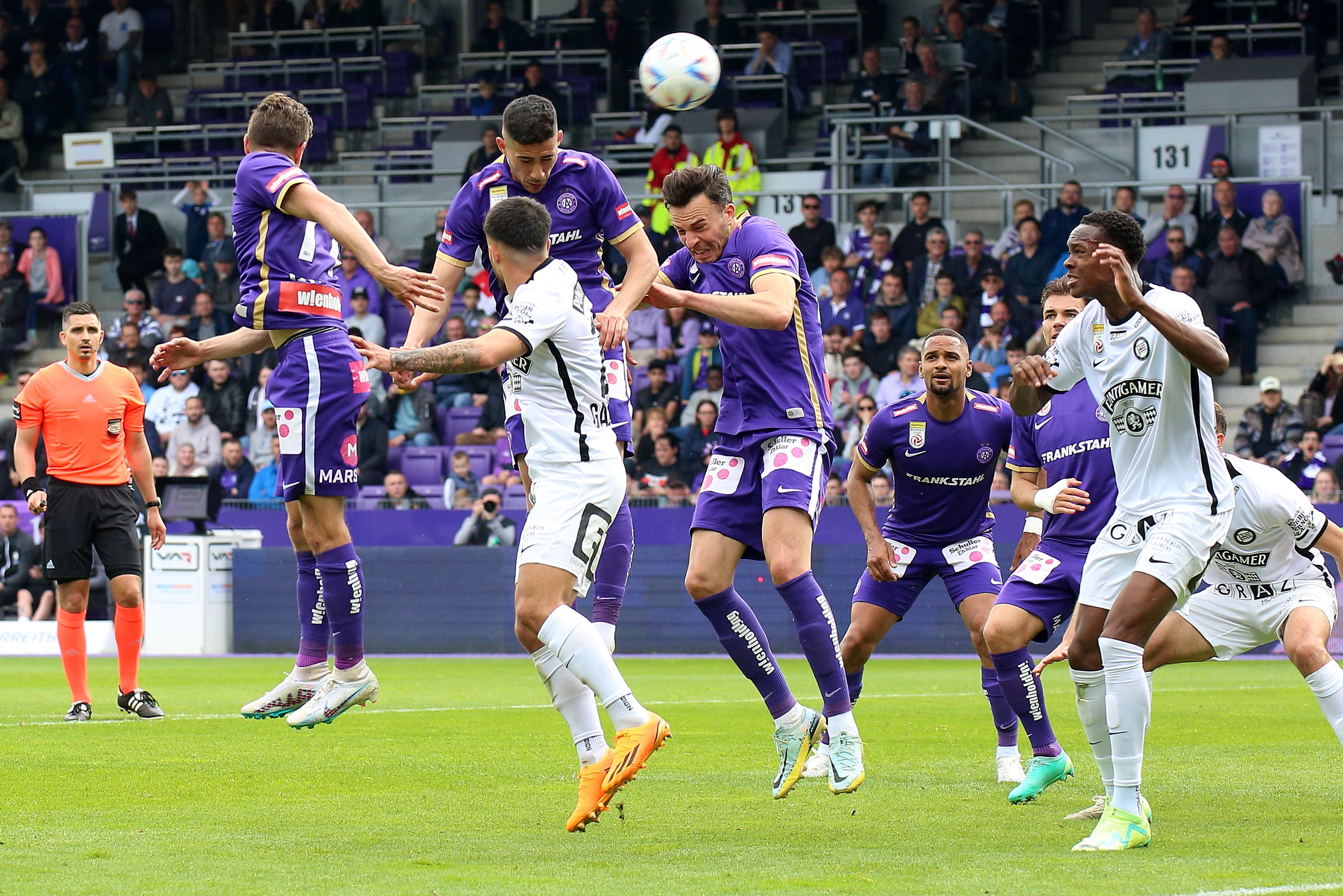 מתן בלטקסה שחקן אוסטריה וינה נוגח מול שטורם גראץ