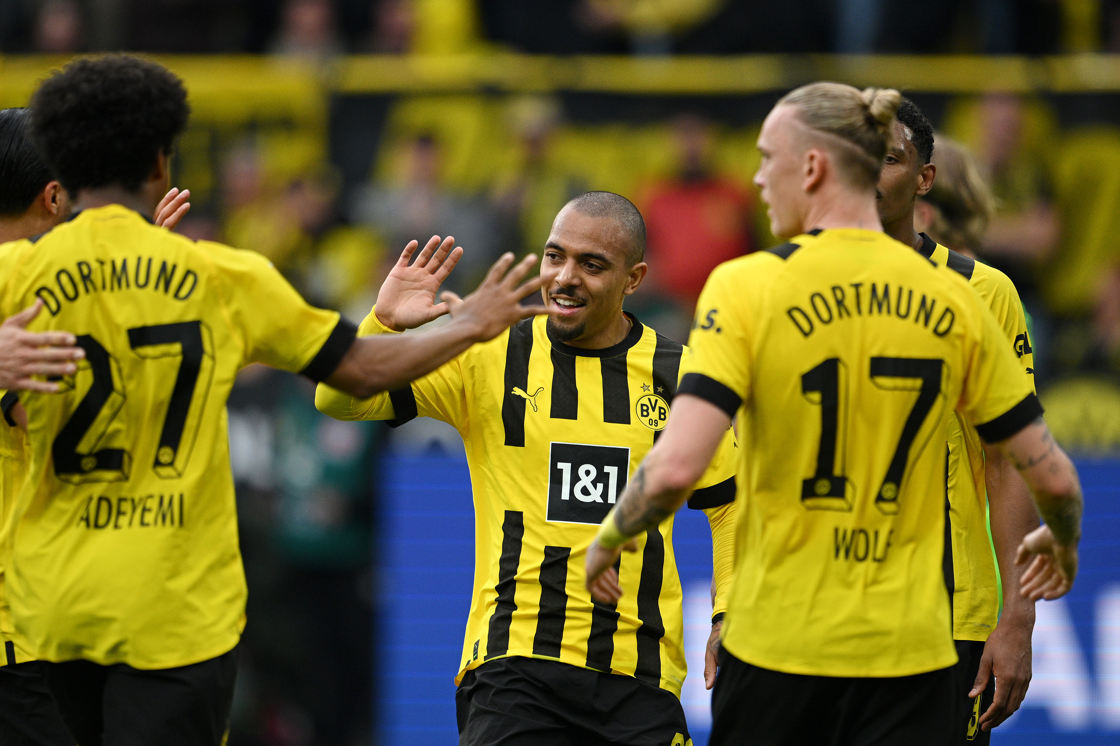 דונייל מאלן חוגג יחד עם שחקני בורוסיה דורטמונד