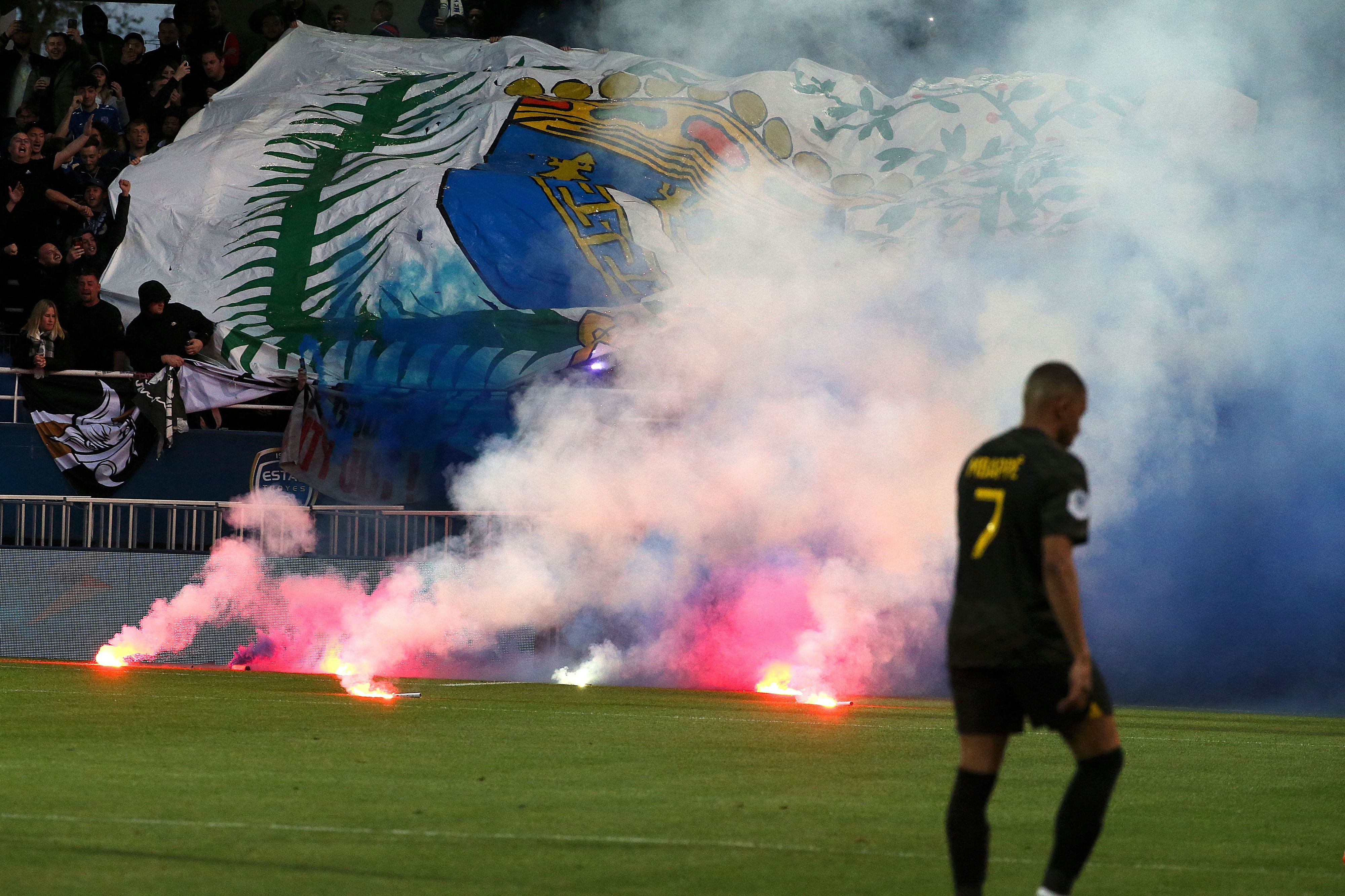 אבוקות של אוהדי טרואה