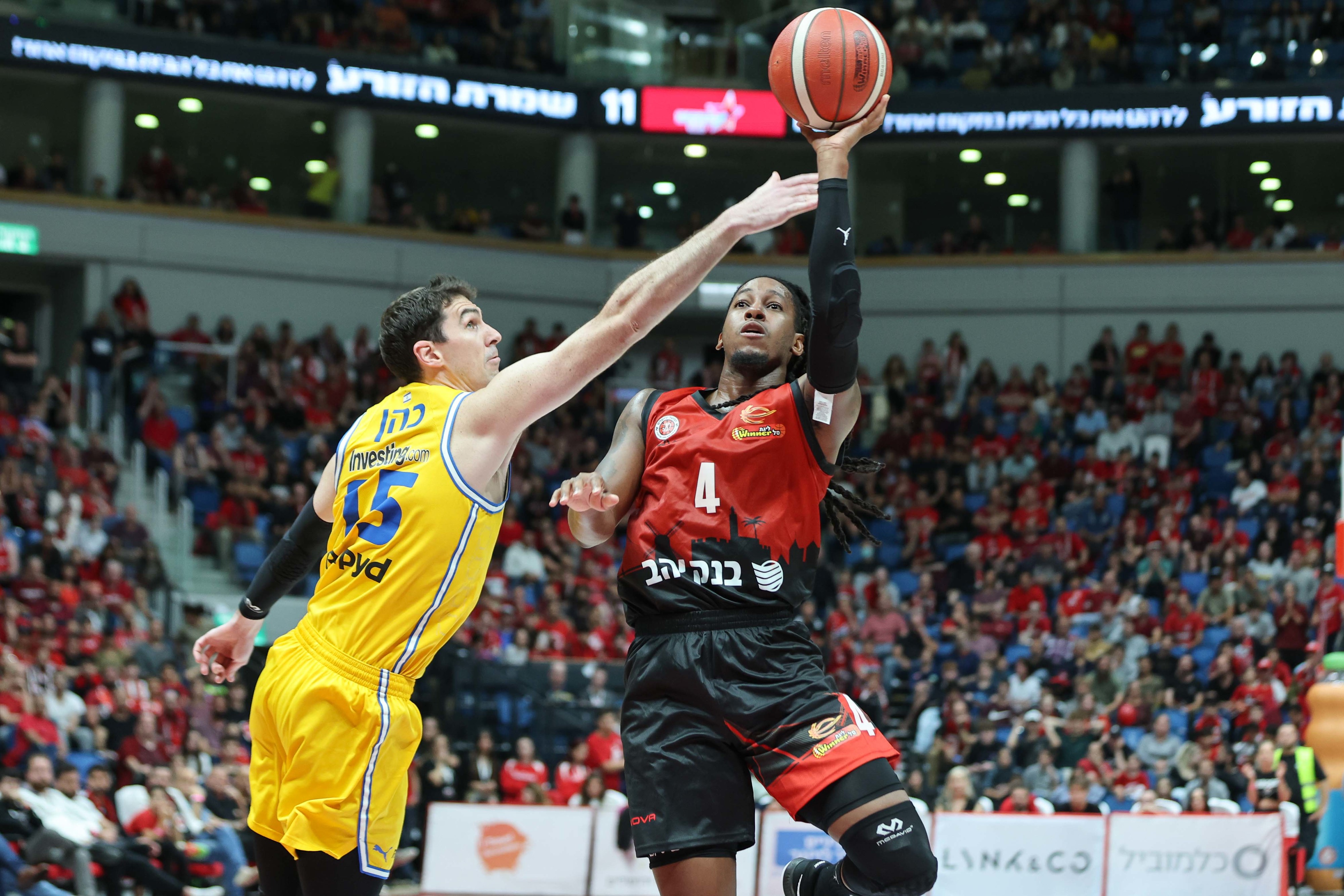 שחקן הפועל ירושלים ספידי סמית' מול שחקן מכבי תל אביב ג'ייק כהן