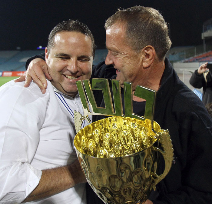 איזי שירצקי הבעלים של עירוני קרית שמונה מחבק את רן בן שמעון מאמן הקבוצה