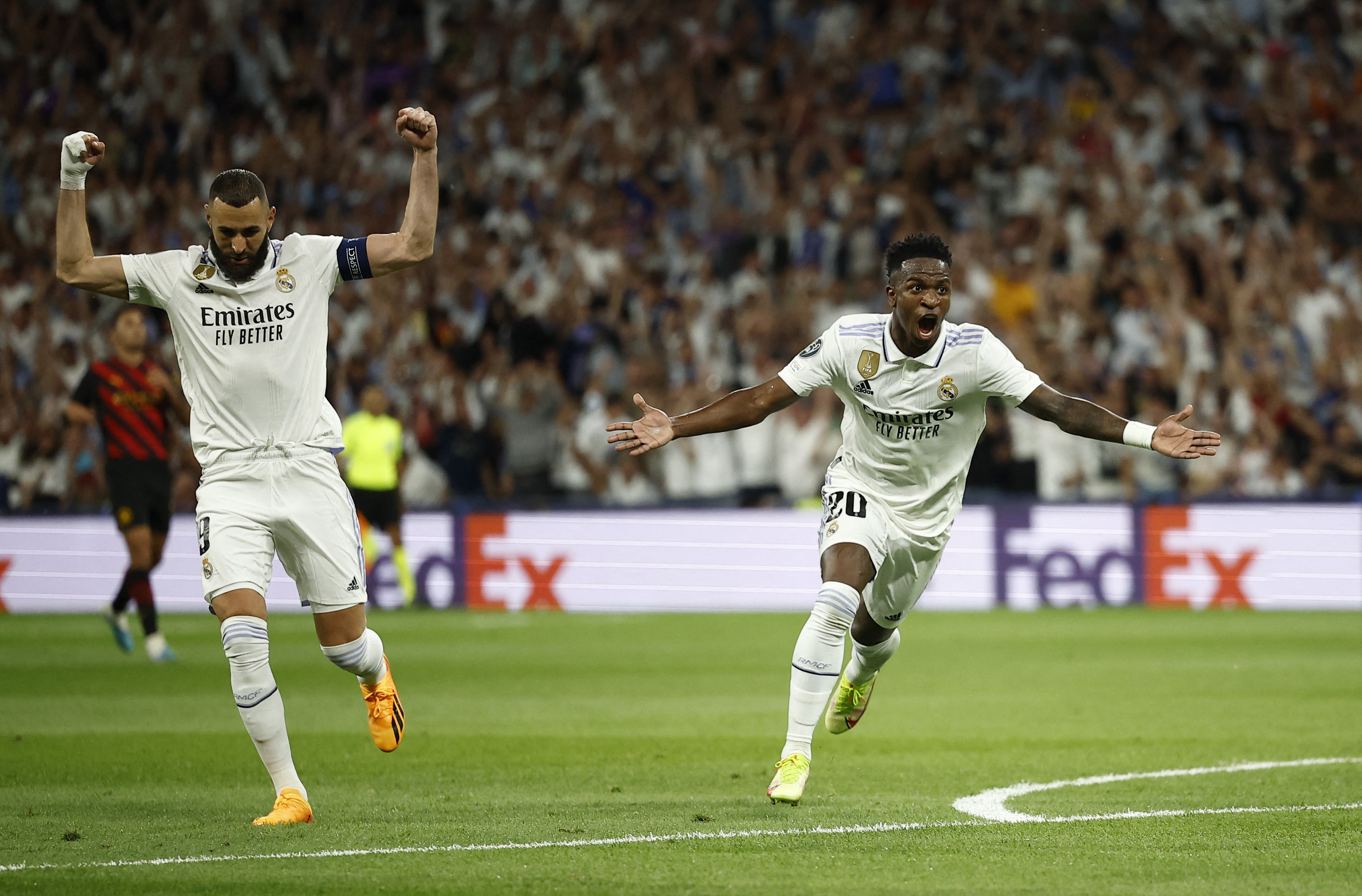 ויניסיוס לצד קארים בנזמה ריאל מדריד