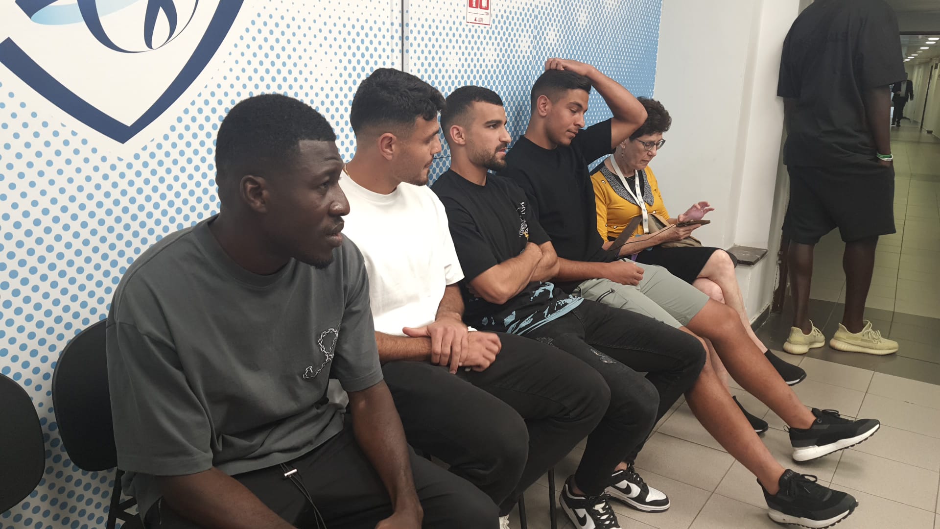 עלי מוחמד עם שחקני מכבי חיפה בדיון