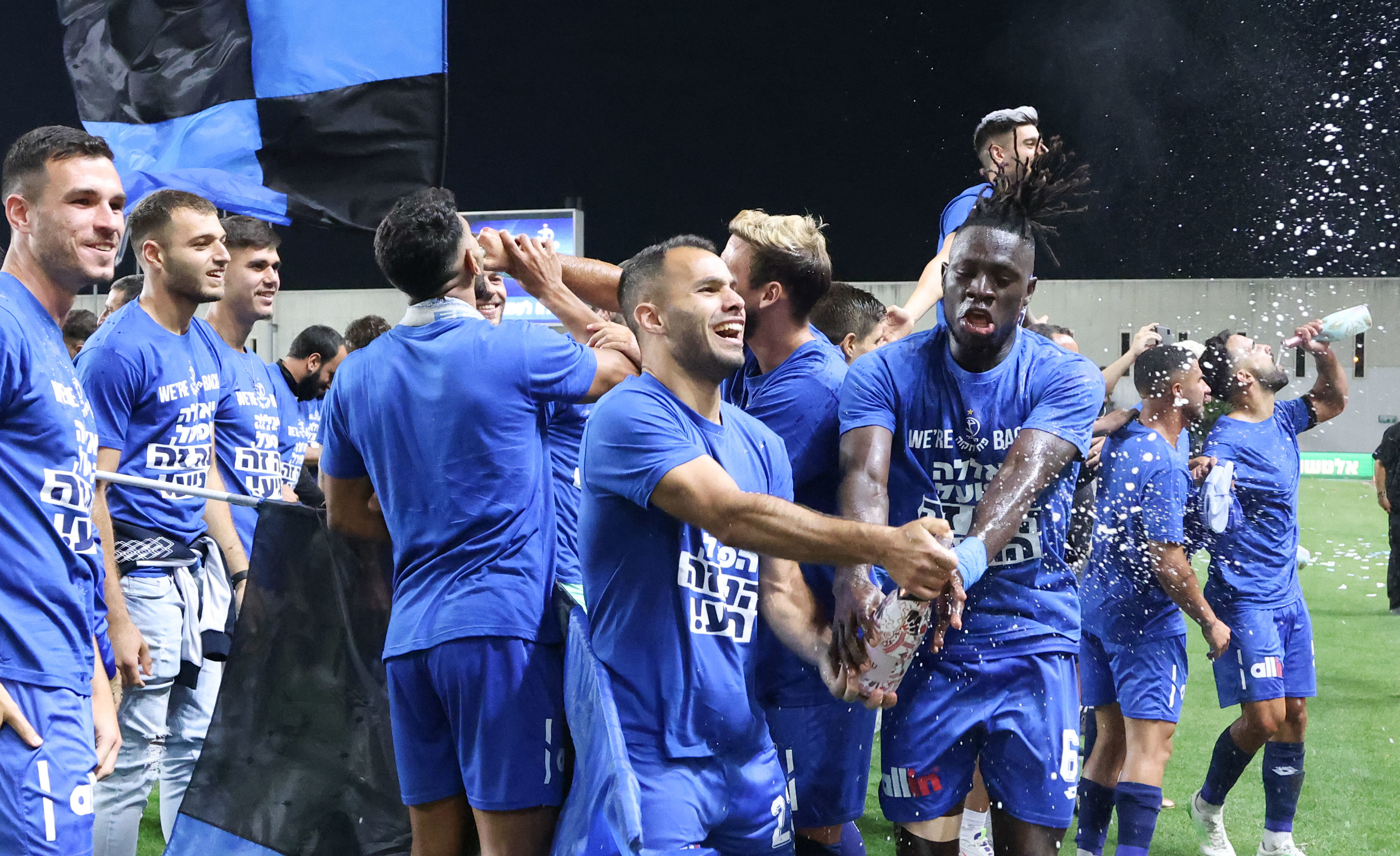 שחקן הפועל פתח תקוה דרור ניר עם ג'ימי אלכסיס