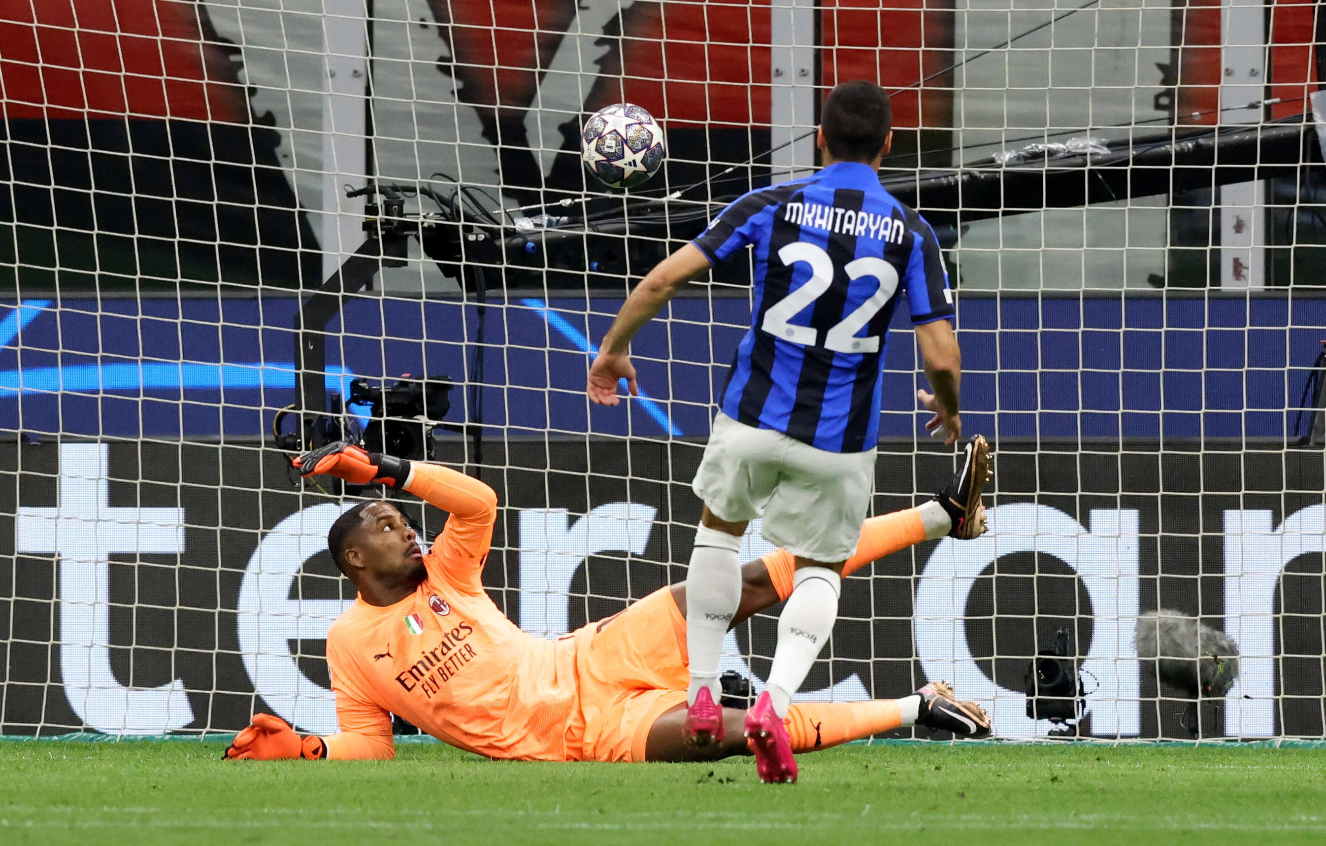 שחקן אינטר הנריך מחיטריאן מכניע את שוער מילאן מייק מניאן בחצי גמר ליגת האלופות