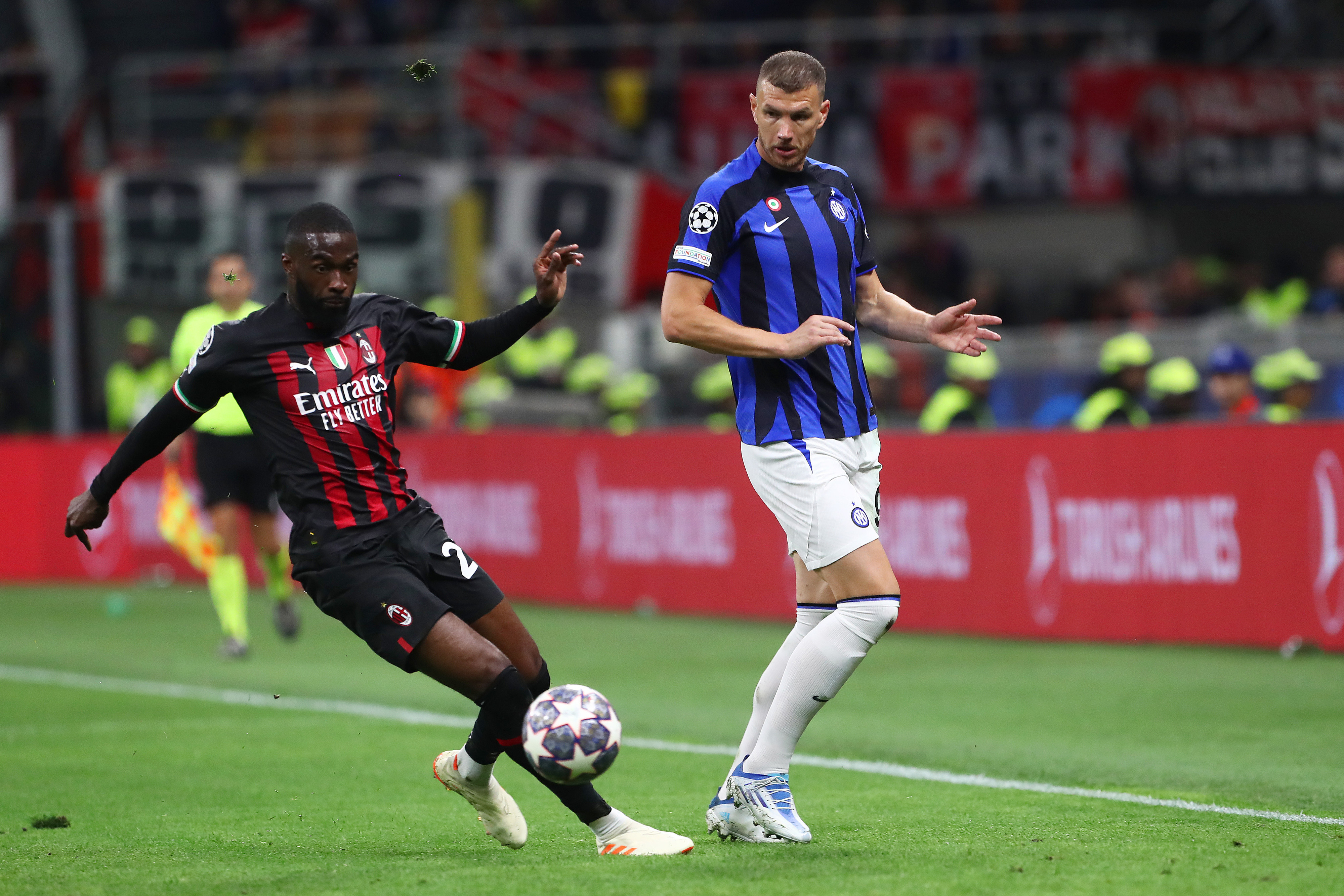 שחקן מילאן, פיקאיו טומורי, ליד שחקן אינטר אדין דז'קו