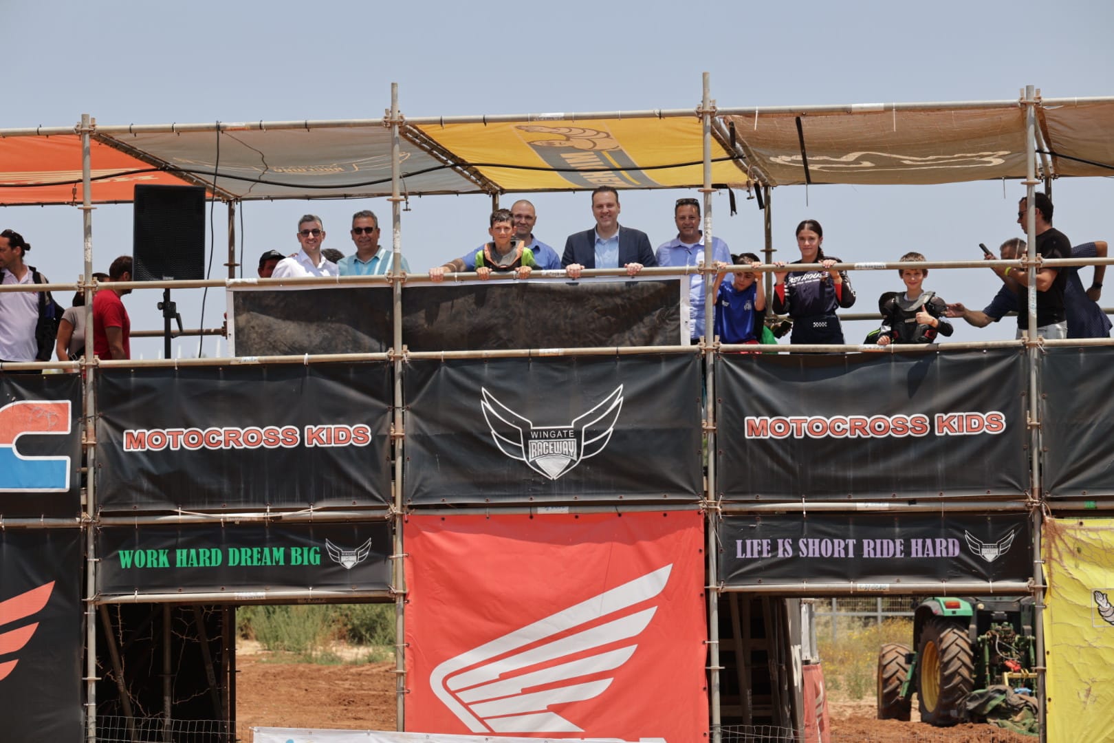 שר התרבות והספורט צופה במוטורקרוס