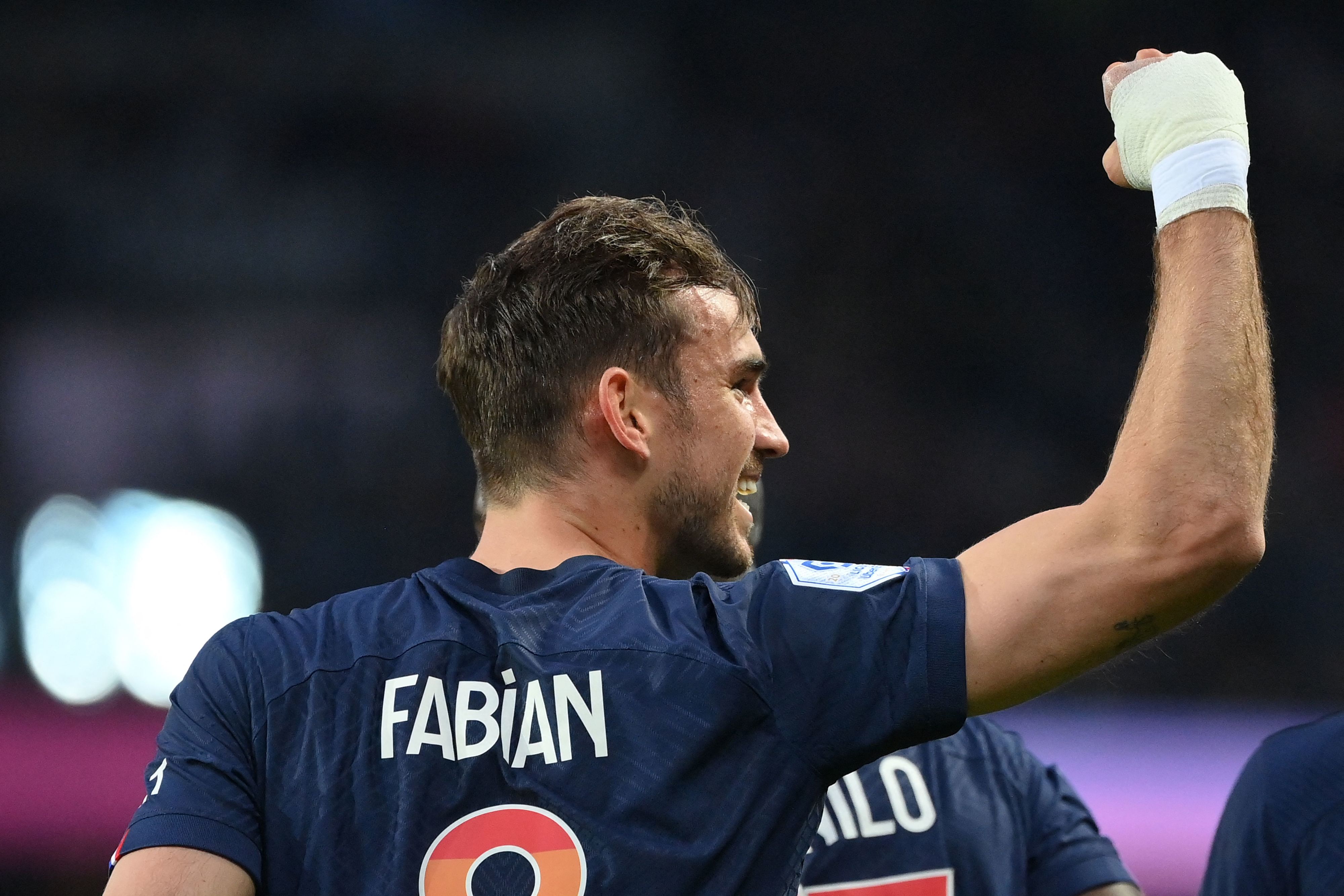 פביאן רואיס חוגג שער של פריז סן ז'רמן