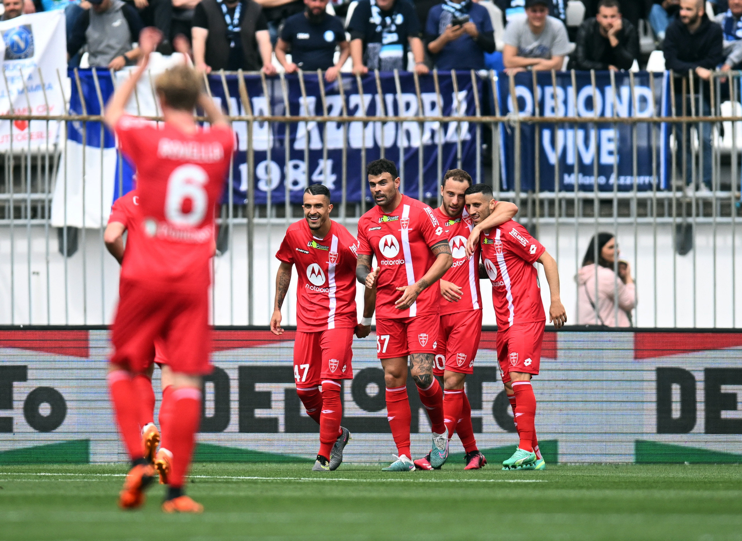 שחקני מונצה חוגגים