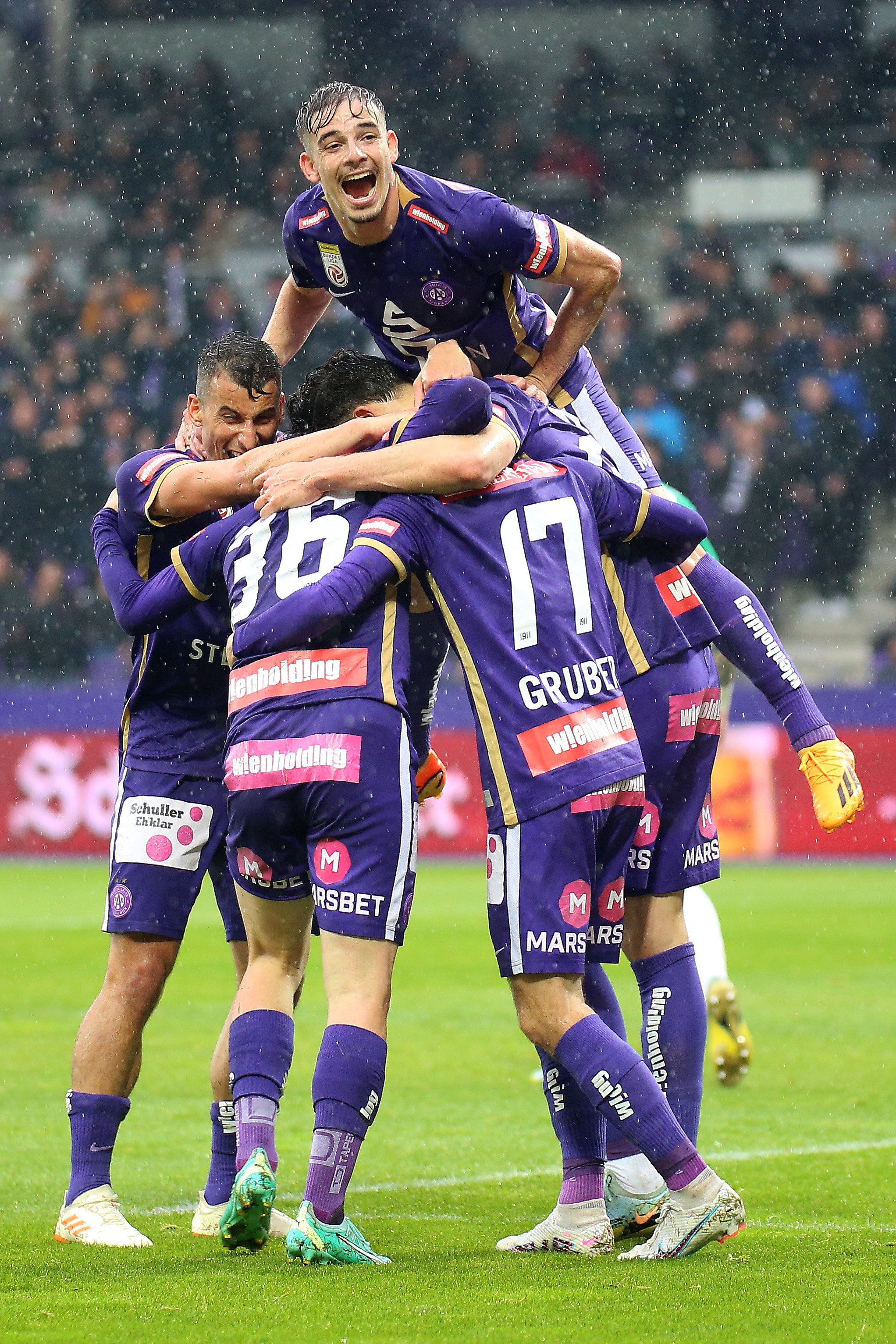 שחקני אוסטריה וינה חוגגים, דורון ליידנר למעלה