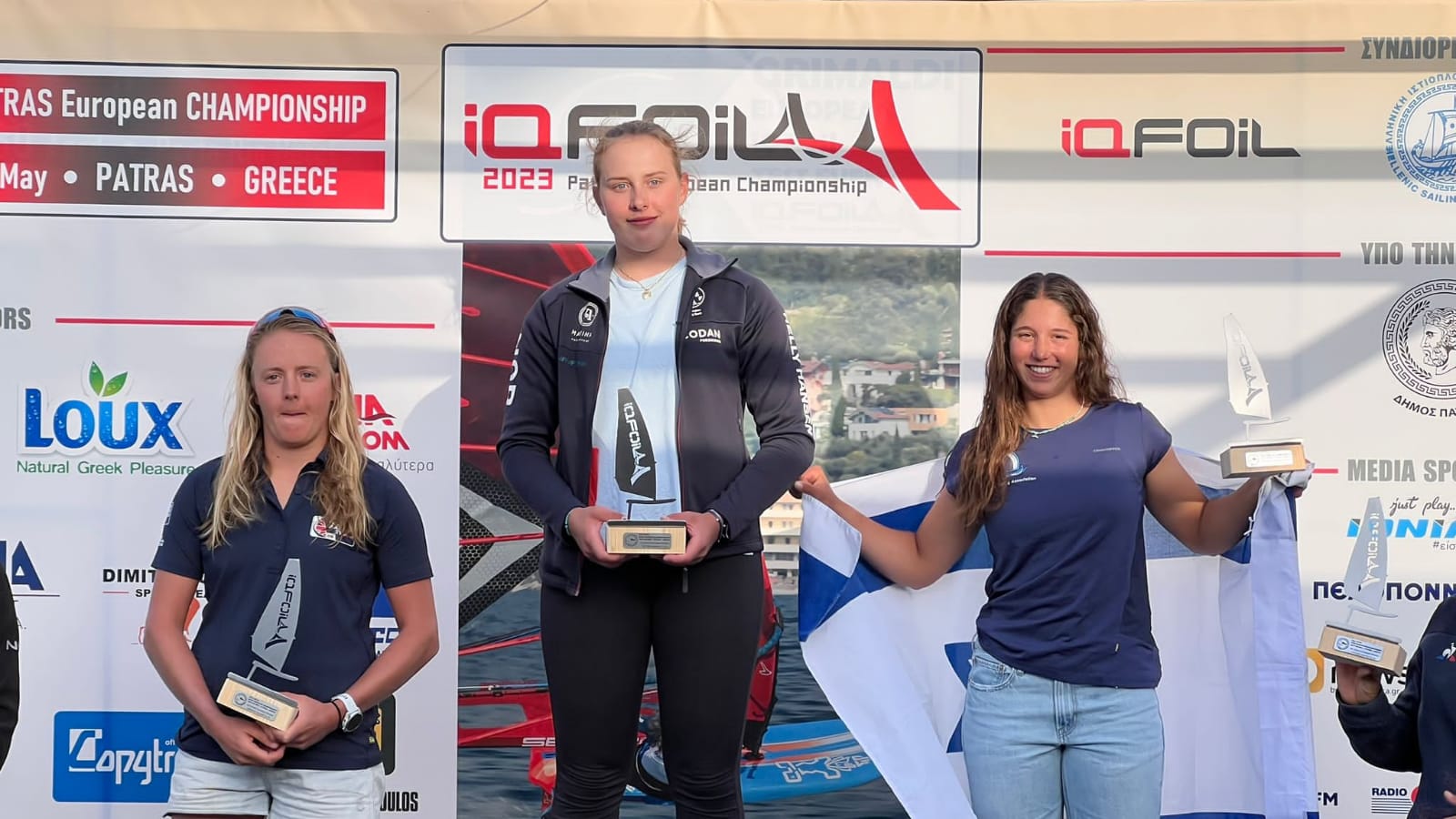 שרון קנטור (מימין) גולשת רוח ישראלית עם מדליית הכסף באליפות אירופה