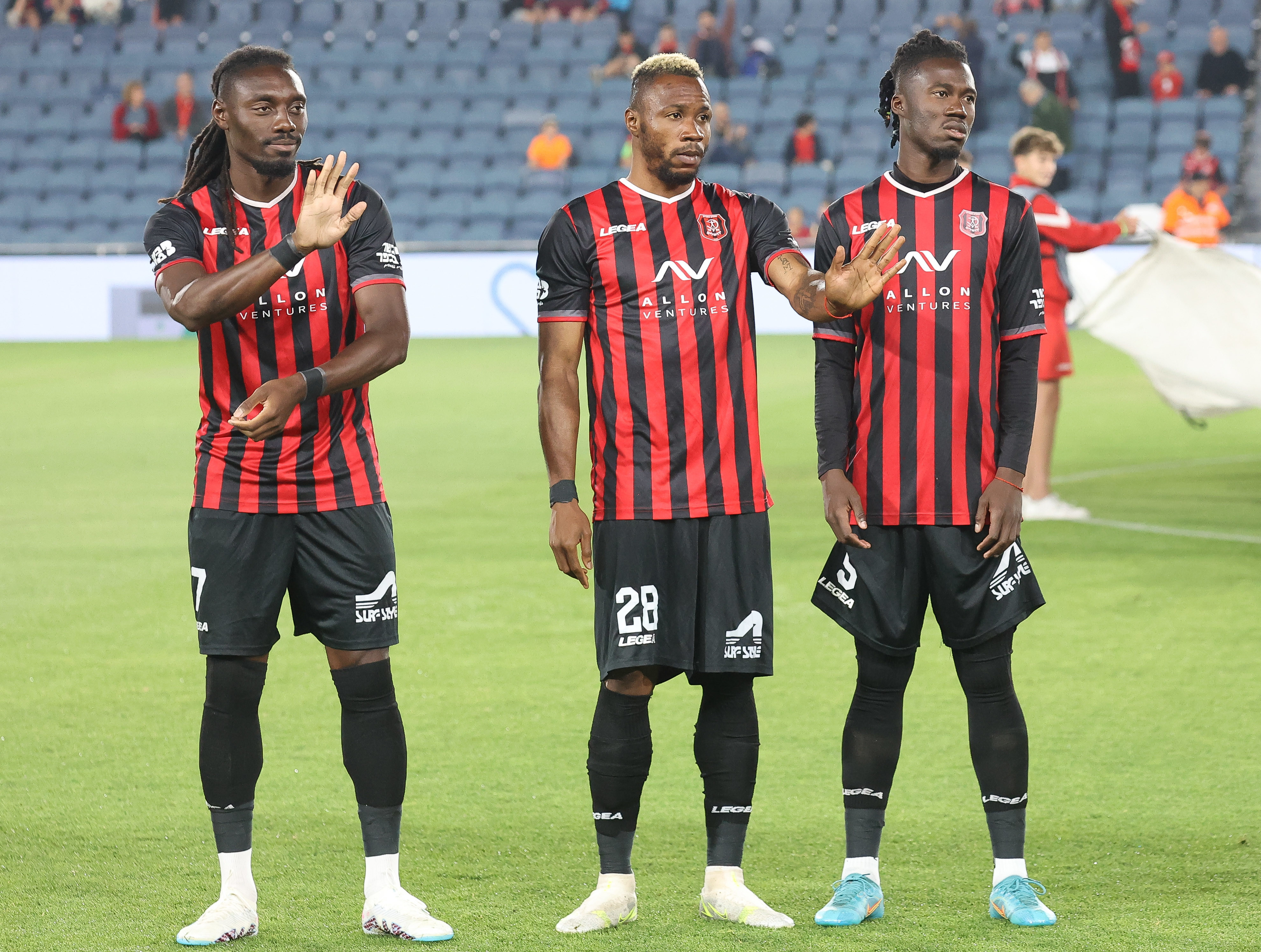 אלוז' יאו (מימין), וויליאם טוגי, ג'ורדן בוטאקה שחקני הפועל ירושלים