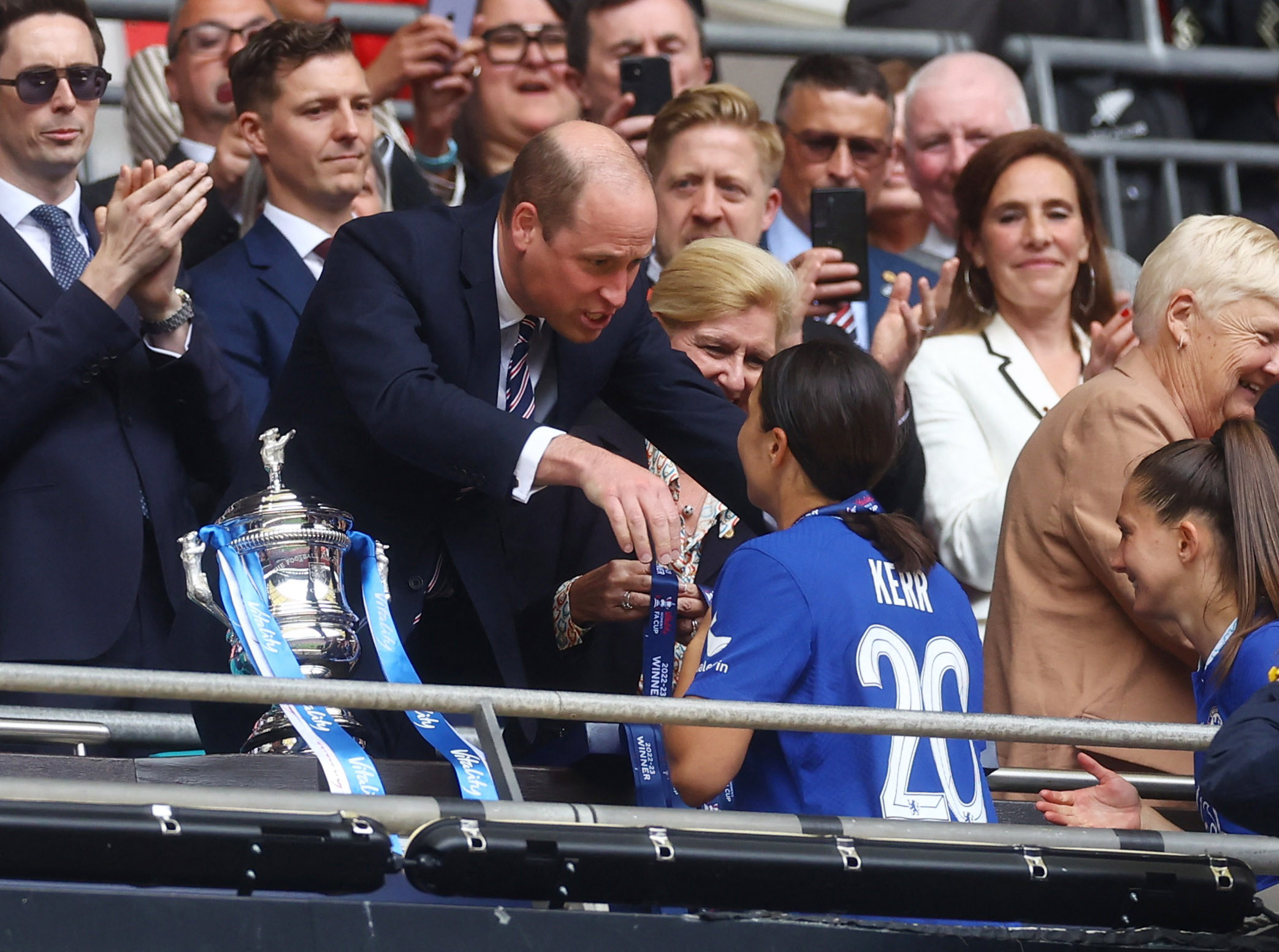 הנסיך וויליאם מברך את סם קר אחרי הזכייה של נשות צ'לסי בגביע האנגלי