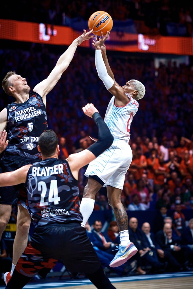 טי ג'יי שורטס טלקום בון לצד מארקס מייריס הפועל ירושלים