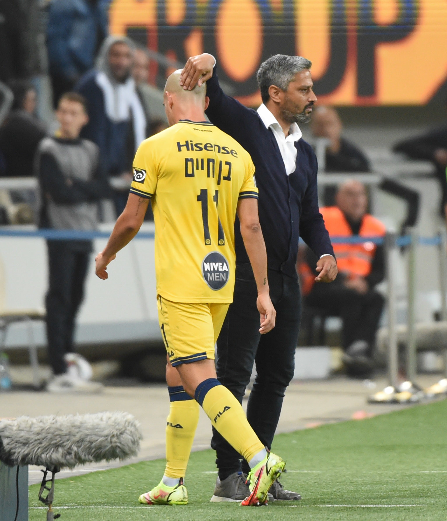 מאמנה הזמני של מכבי תל אביב, ברק יצחקי, עם טל בן חיים