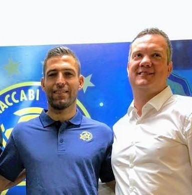 שחקן מכבי תל אביב איתי שכטר לצד המנכ"ל בן מנספורד