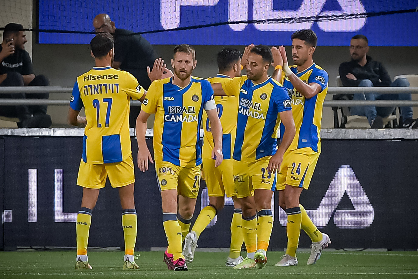 שחקני מכבי תל אביב חוגגים