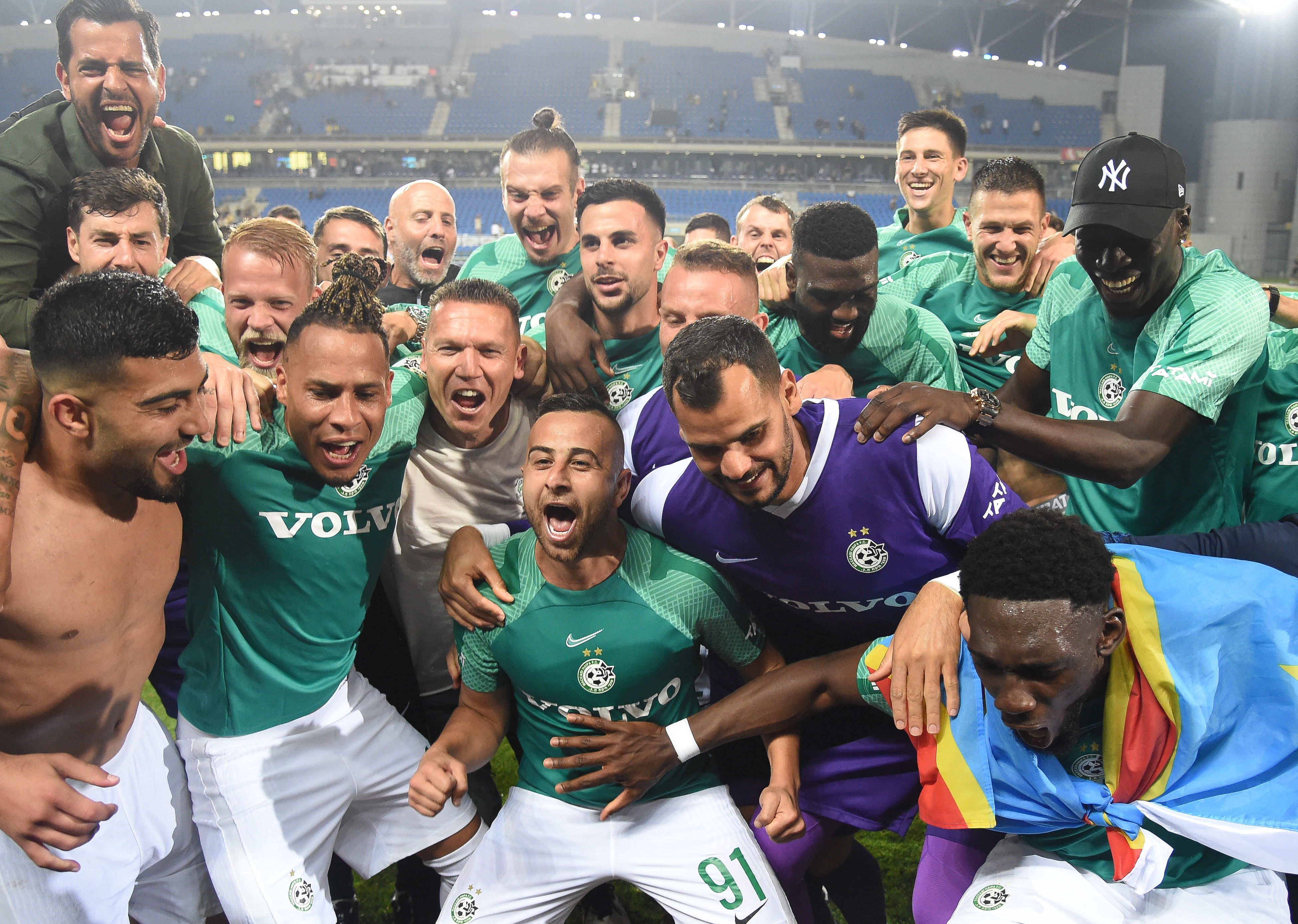 שחקני מכבי חיפה חוגגים אליפות