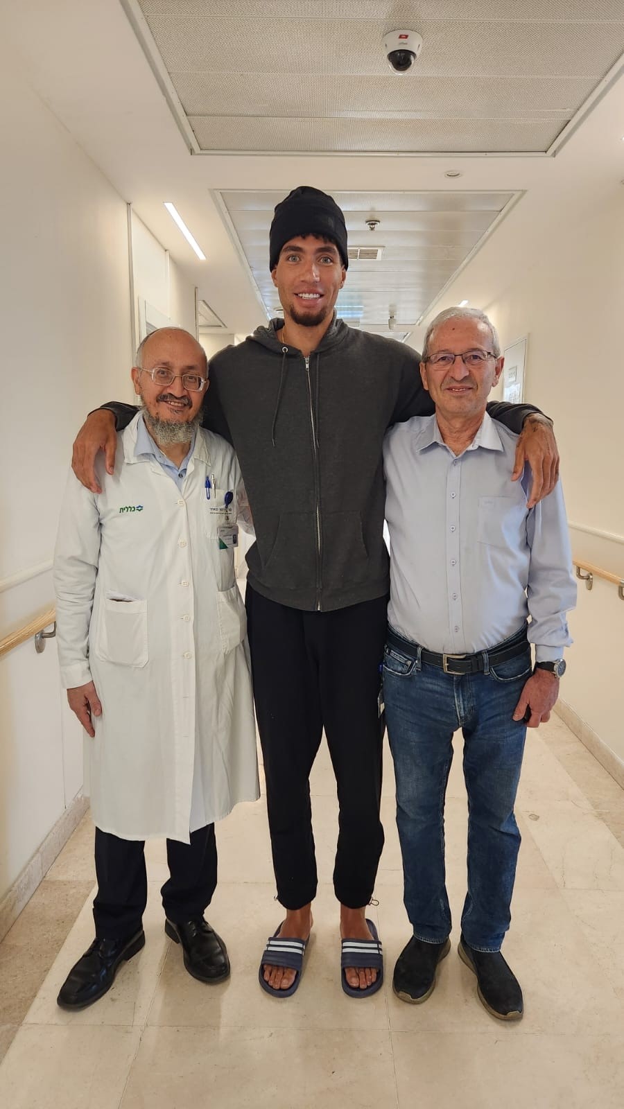 שחקן בני הרצליה סנדי כהן יחד עם פרופ' דוד שטרית מנהל מערך הריאות והמנתח ד