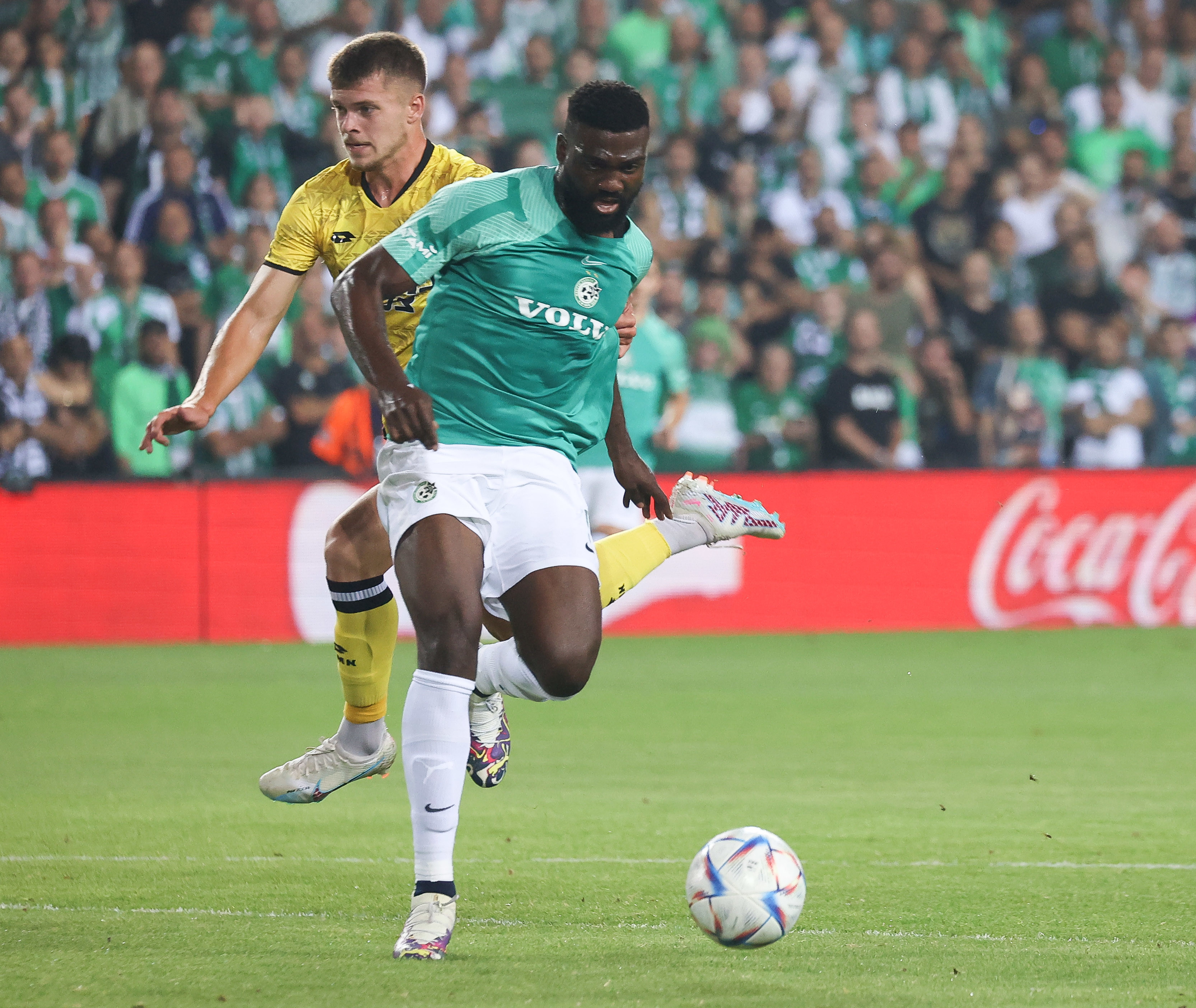 פרנזי פיירו שחקן מכבי חיפה לפני דניס קוליקוב שחקן מכבי נתניה