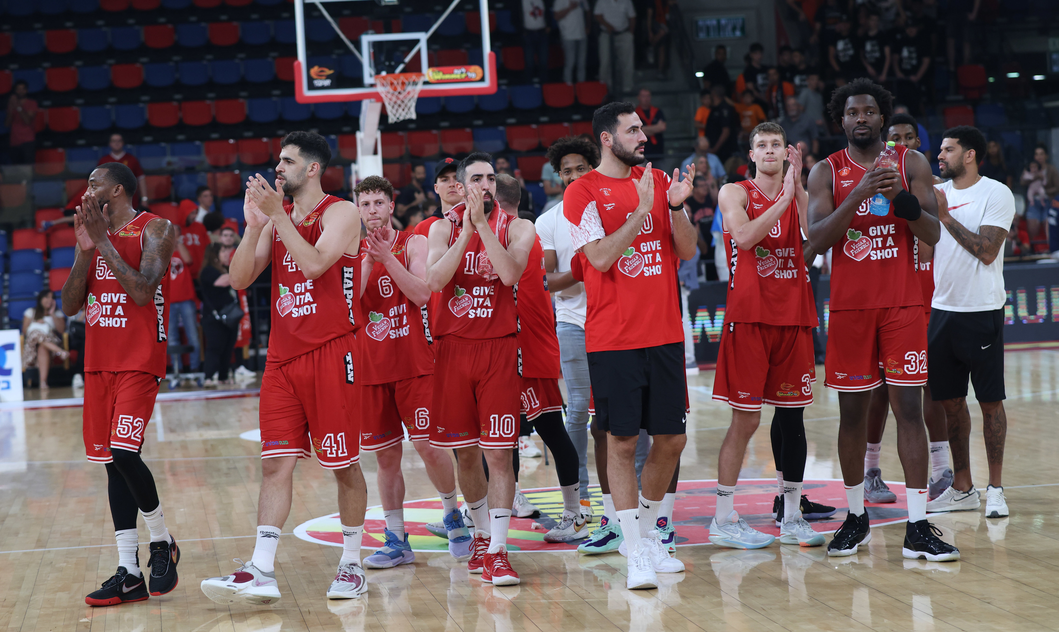 תומר גינת ושחקני הפועל תל אביב