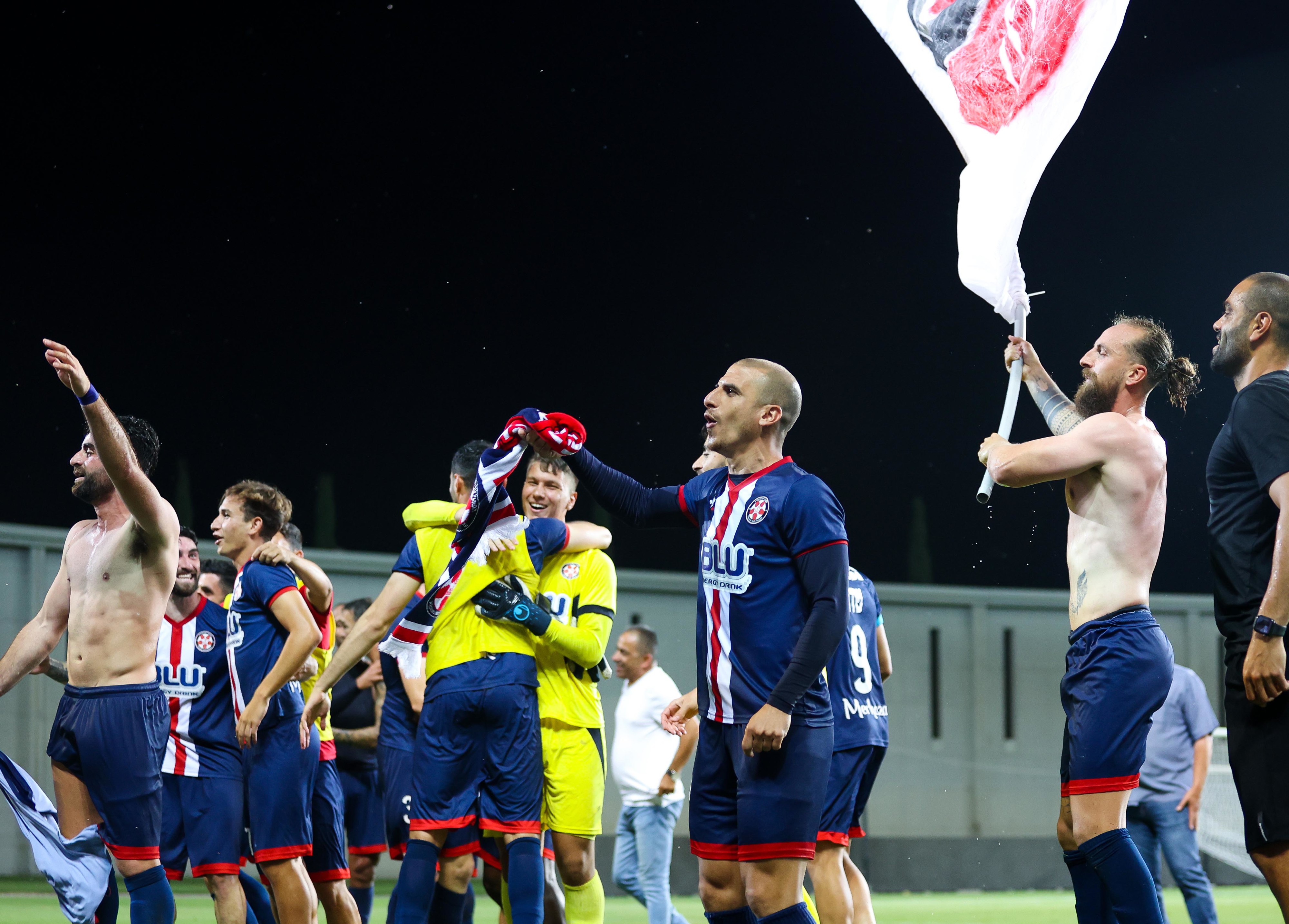 שחקני הפועל נוף הגליל חוגגים