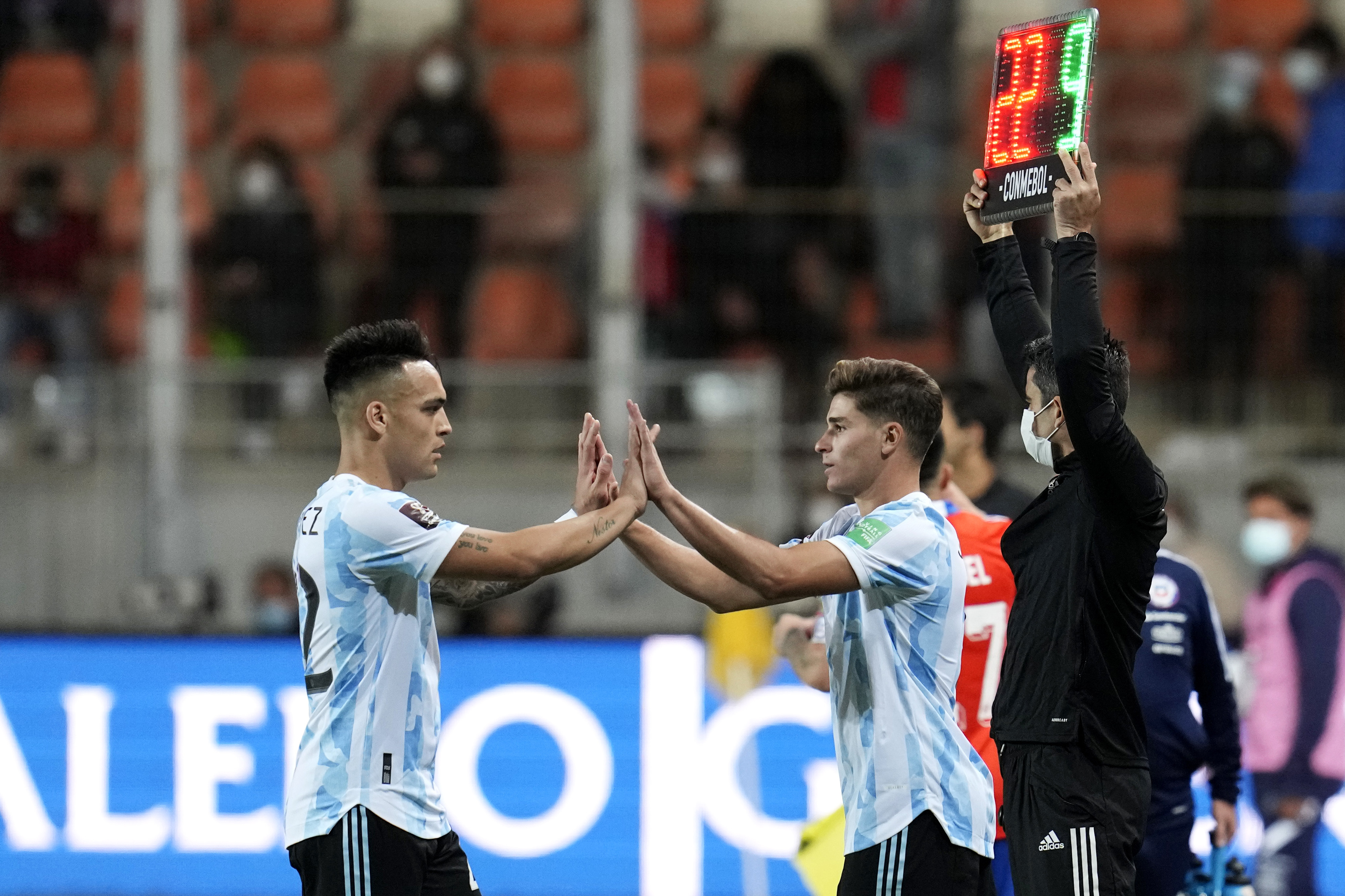 חוליאן אלברס עם לאוטרו מרטינס במדי נבחרת ארגנטינה, ינואר 2022