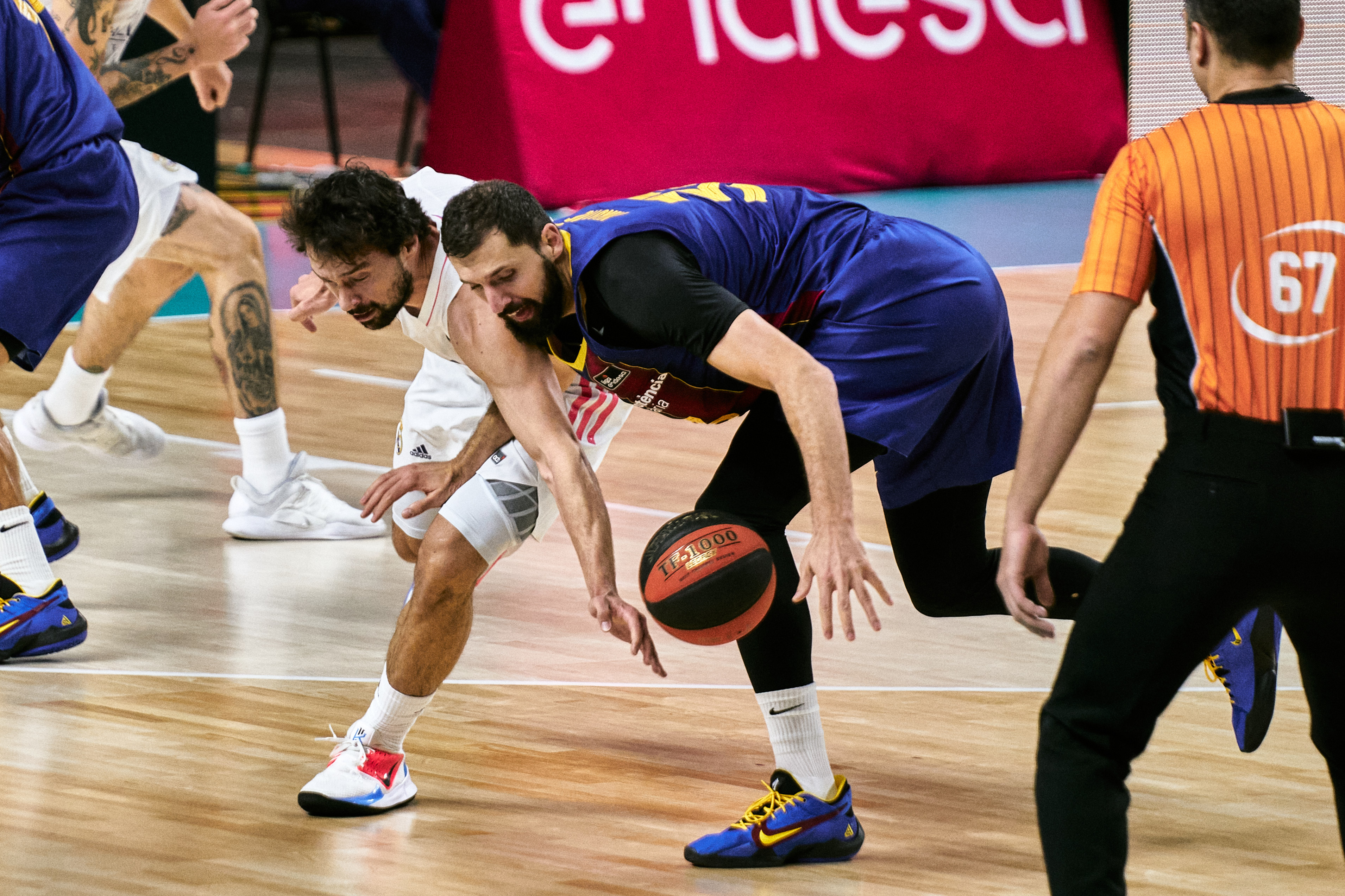 ניקולה מירוטיץ' שחקן ברצלונה מול סרחיו יוי שחקן ריאל מדריד