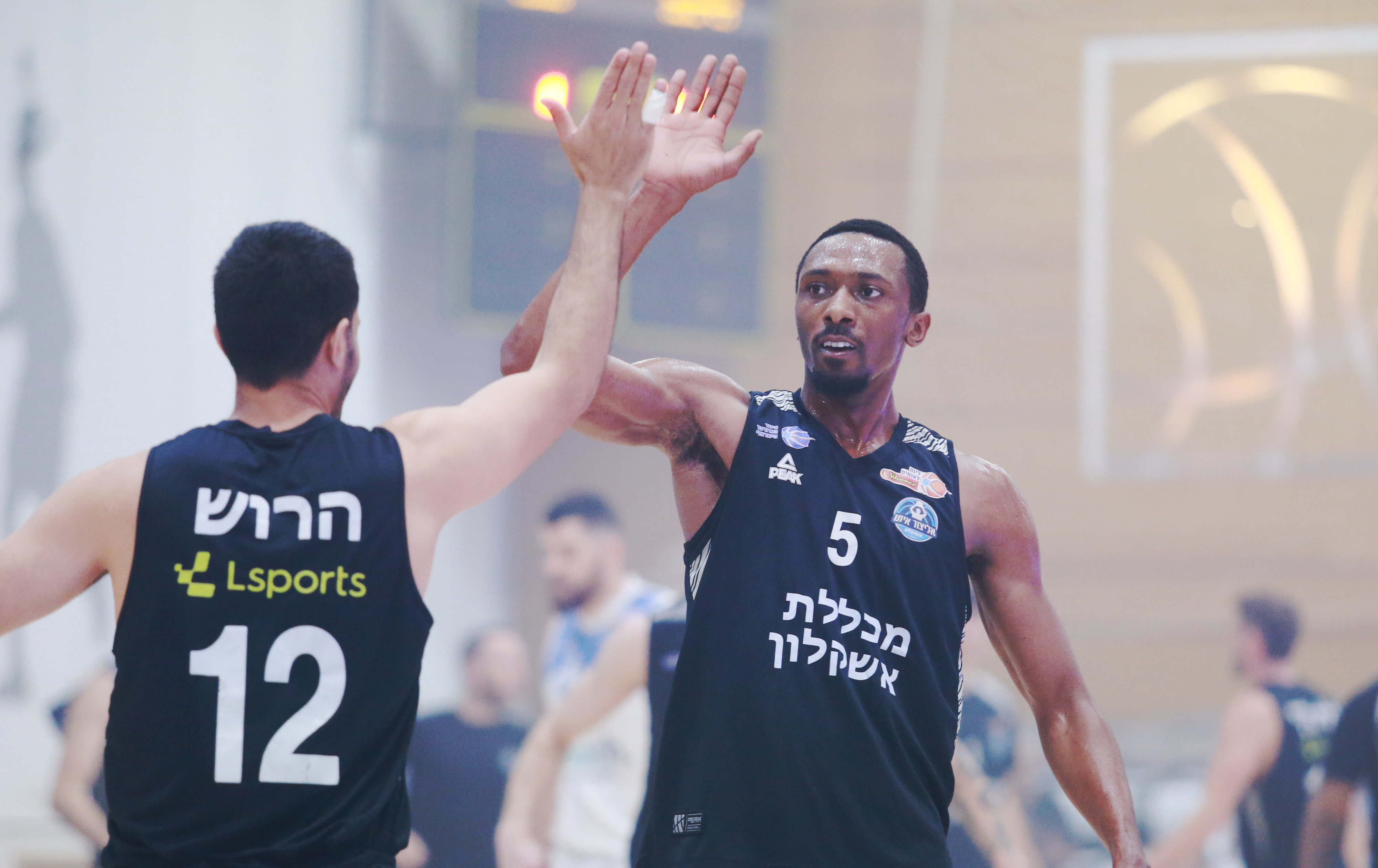 שחקני אליצור אשקלון דקארי טאקר, שלומי הרוש