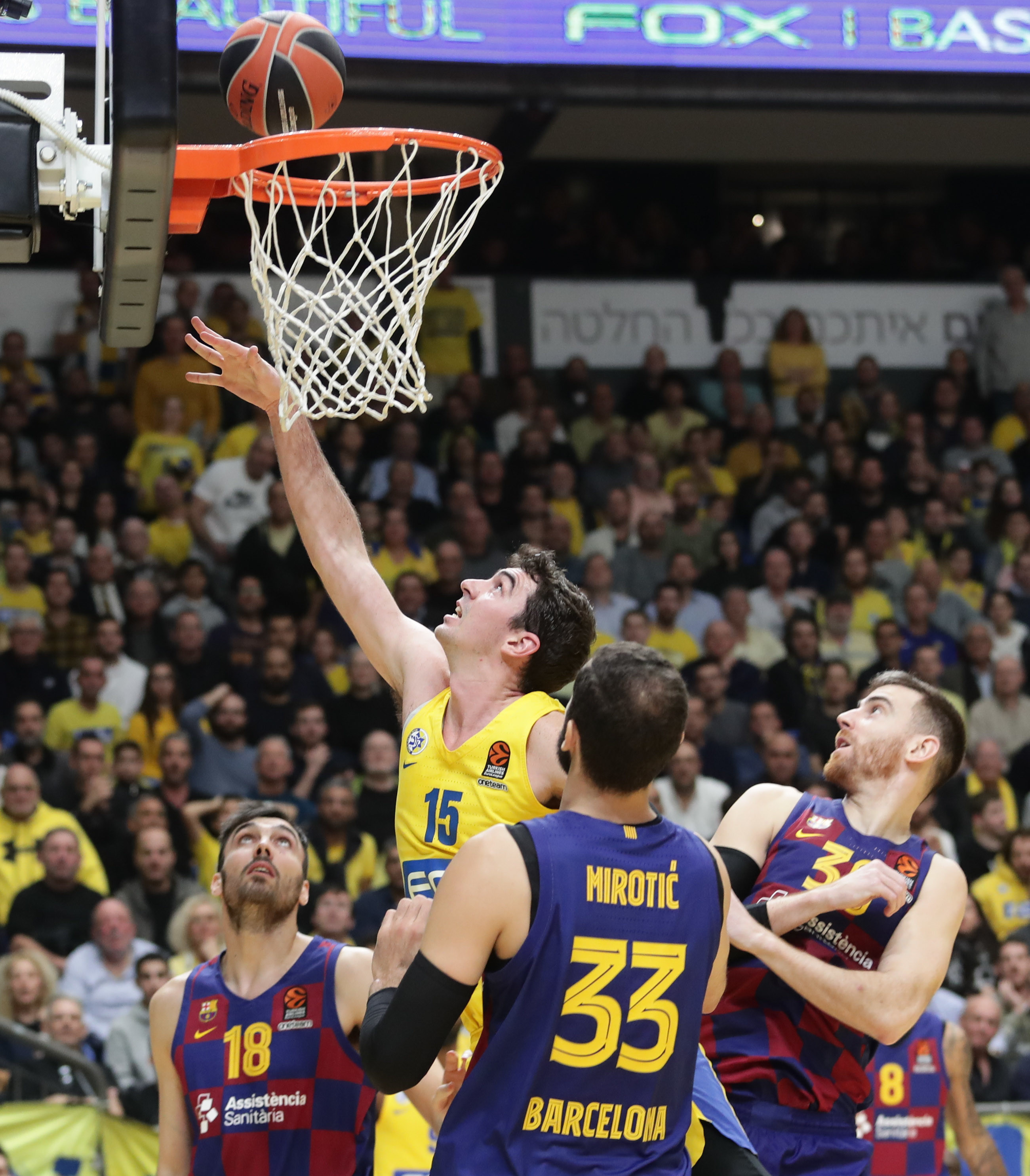 ג'ייק כהן שחקן מכבי תל אביב בכדורסל מול ניקולה מירוטיץ' שחקן ברצלונה