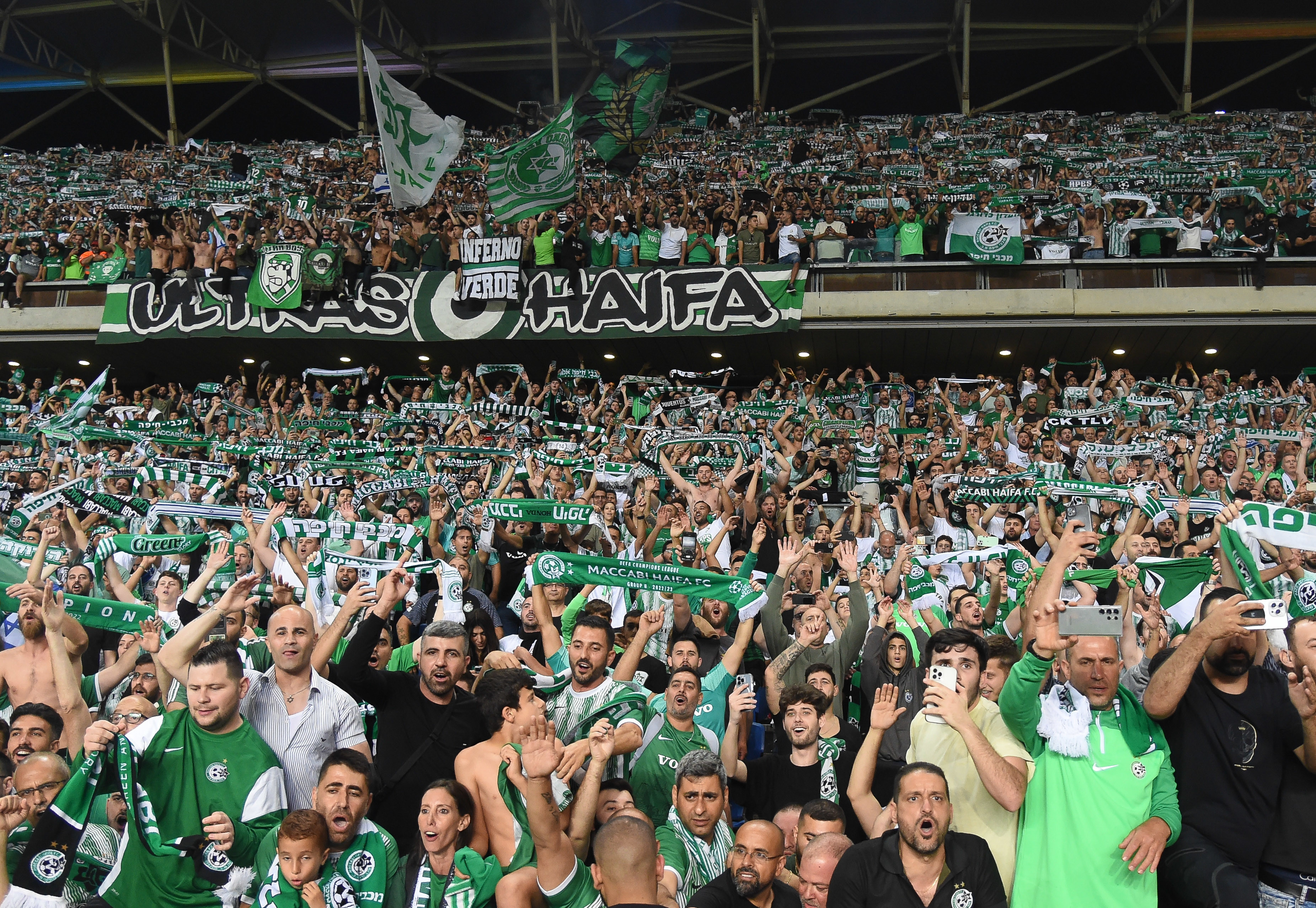 אוהדי מכבי חיפה חוגגים