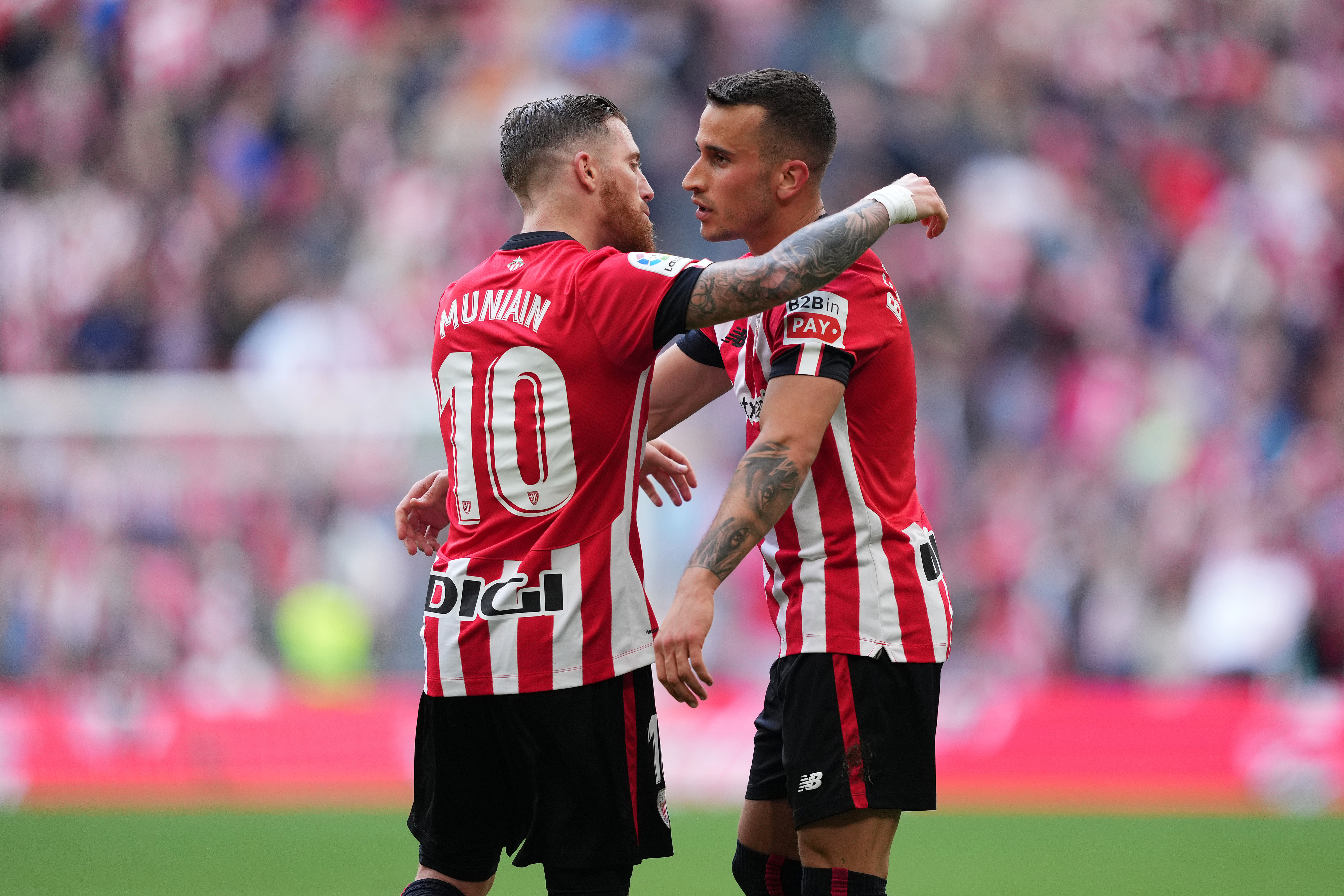 אלחנדרו ברנגר חוגג שער של אתלטיק בילבאו עם איקר מוניאין