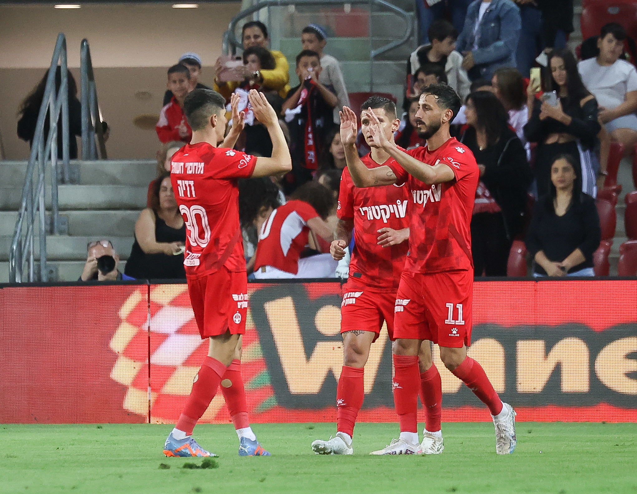 שחקני הפועל באר שבע חוגגים עם שגיב יחזקאל