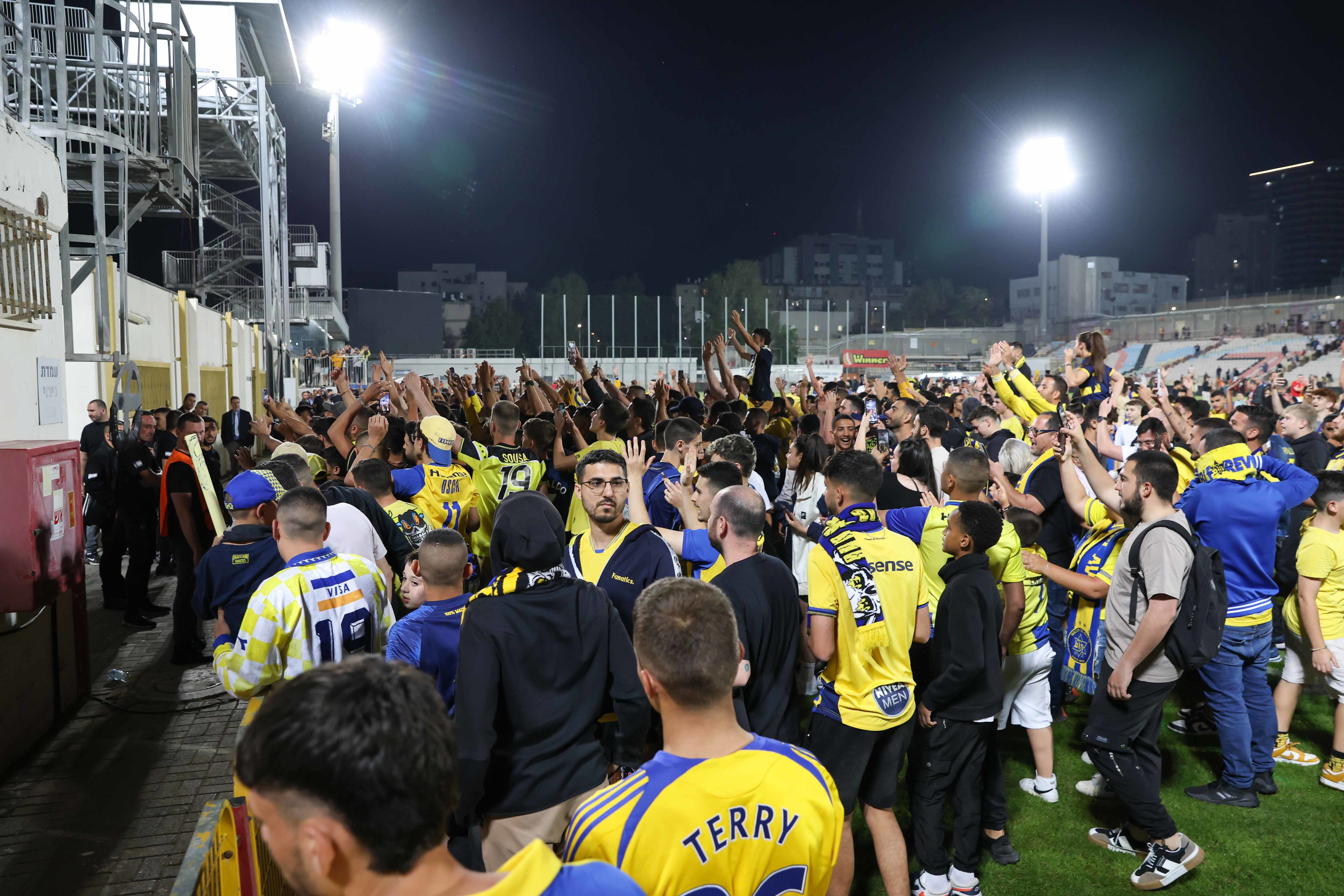 אוהדים של מכבי תל אביב פרצו לדשא באצטדיון הי"א אחרי הניצחון על אשדוד במחזור האחרון
