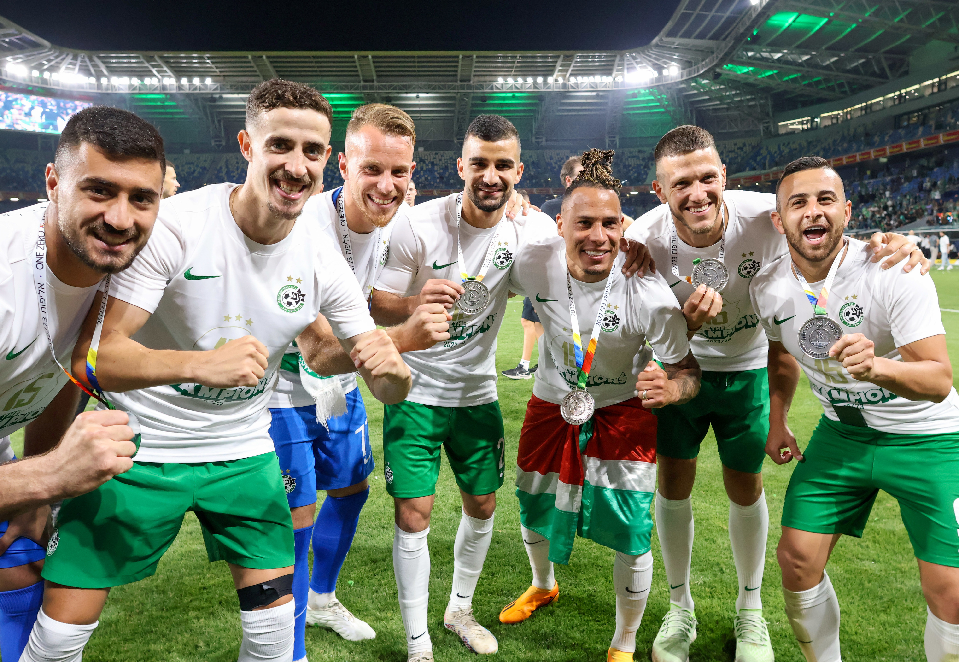 שחקני מכבי חיפה חוגגים אליפות