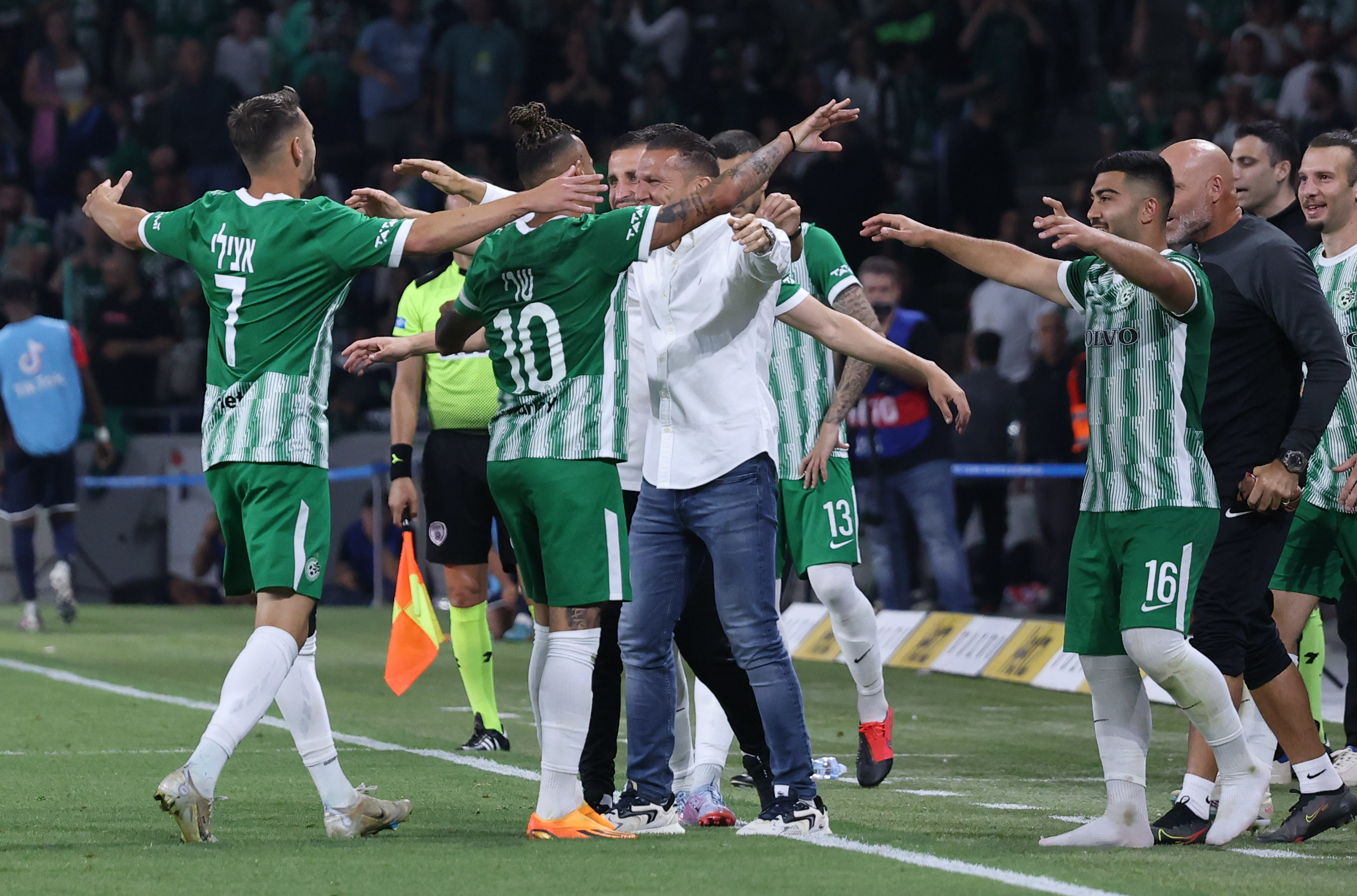 שחקני מכבי חיפה חוגגים עם המאמן ברק בכר