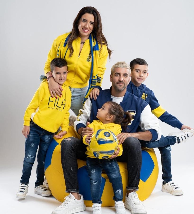 שחקן מכבי תל אביב אבי ריקן עם אשתו מעיין והילדים